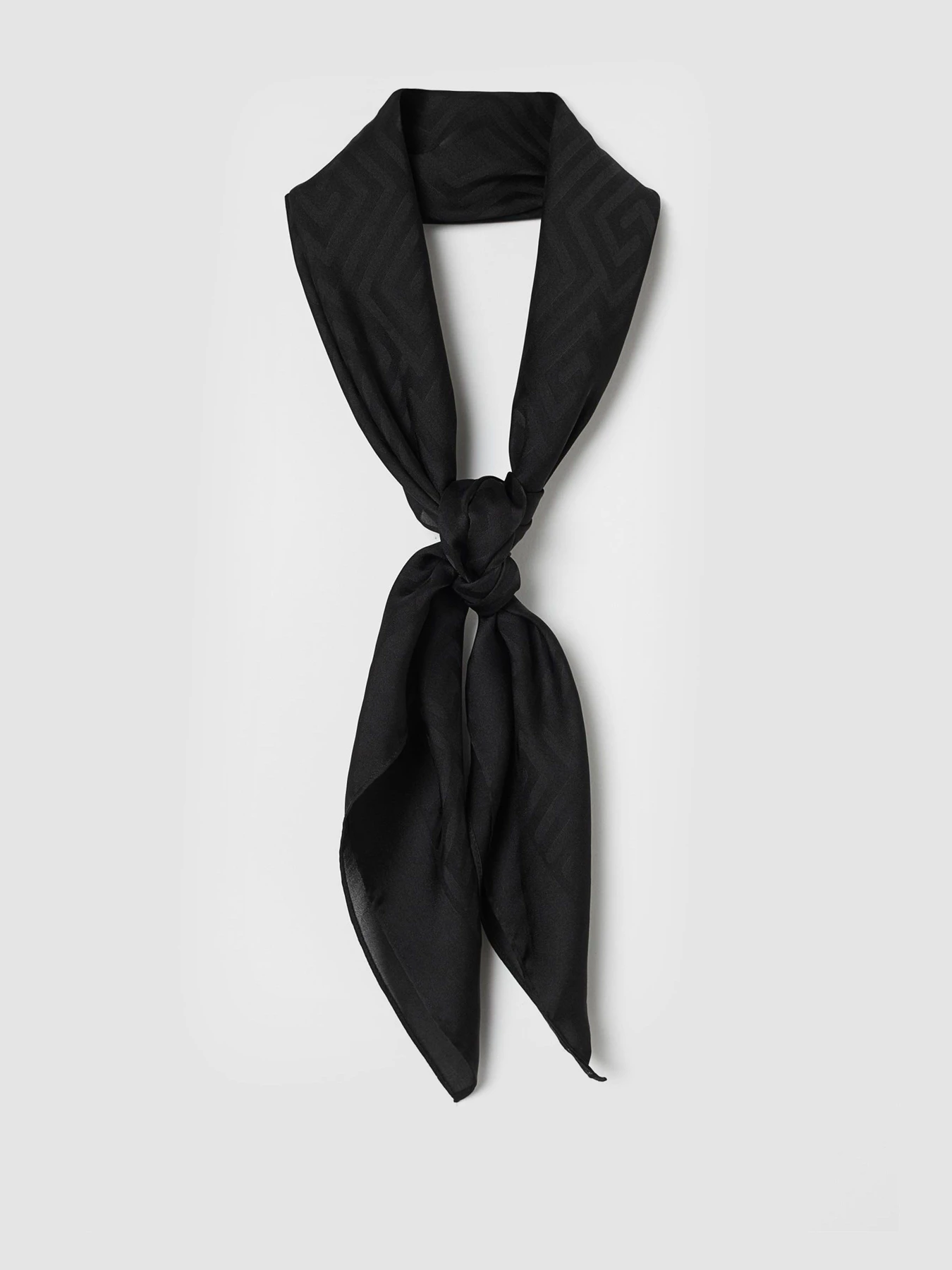 Шарфи та хустки H&M модель 0957443_чорний Шарфи та хустки H&M модель 0957443_чорний Фото