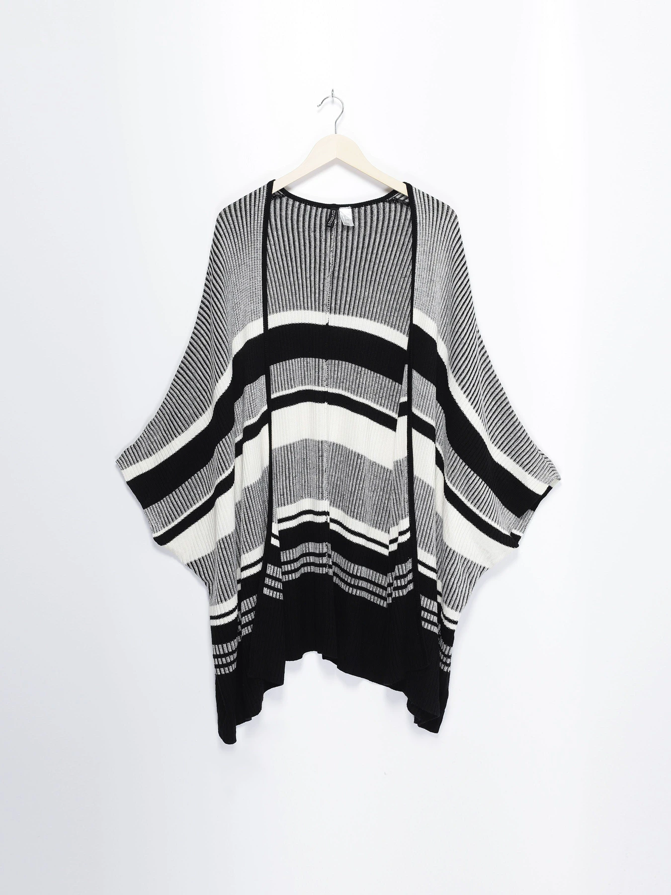 Свитры и кардиганы H&M модель 0409933_чорний з білим Свитры и кардиганы H&M модель 0409933_чорний з білим Фото