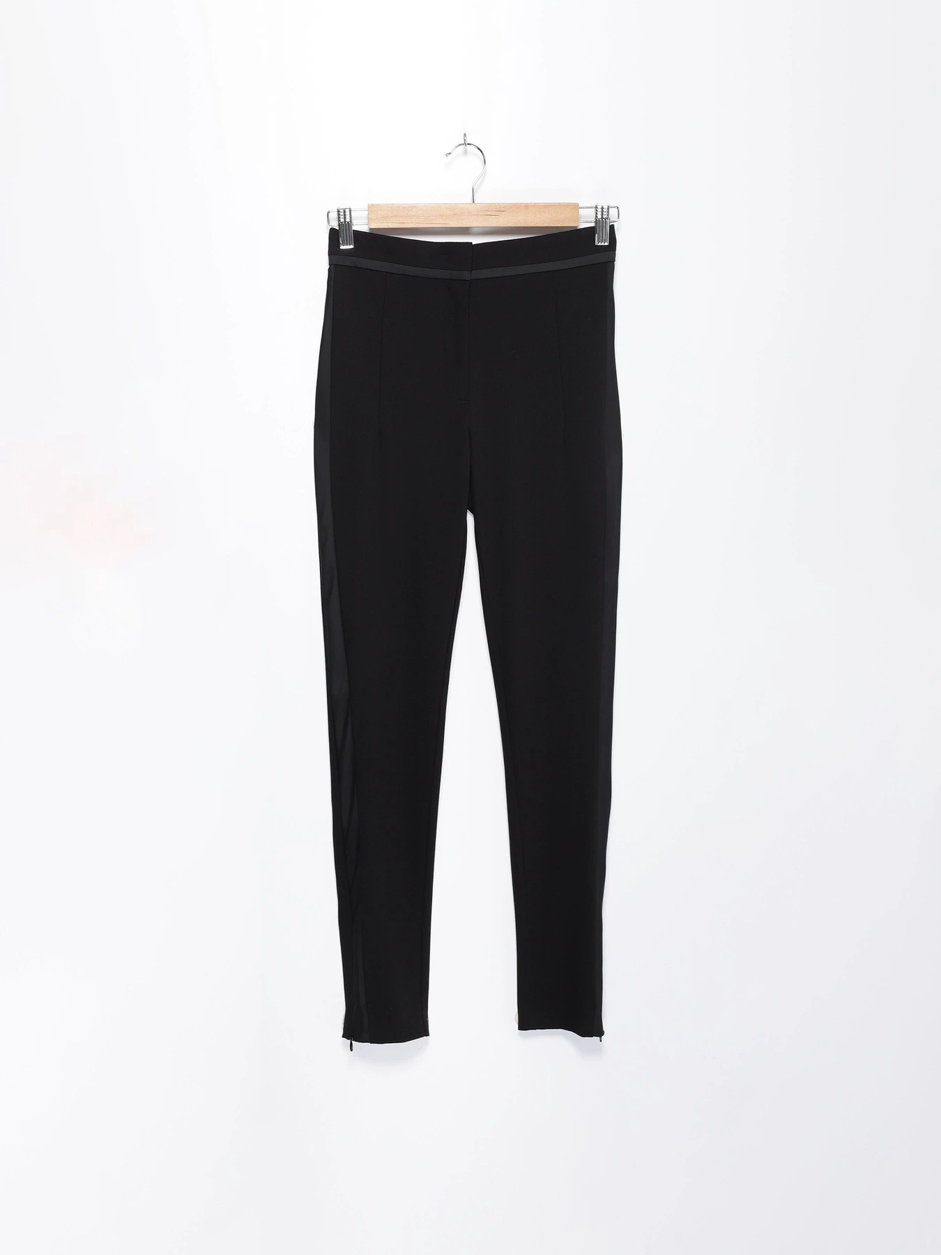 Брюки H&M модель 0423303_чорний Фото