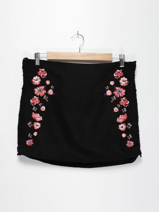 Юбки H&M модель 0576416_чорний комб. Фото