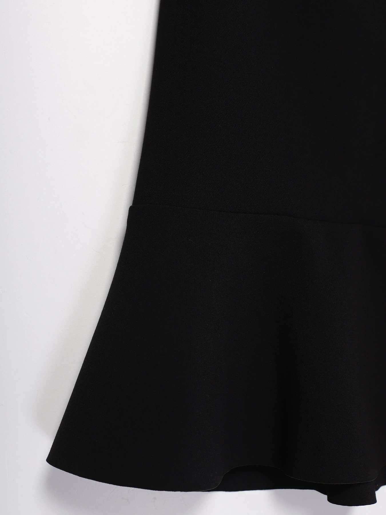Юбки H&M модель 0677351_чорний Фото