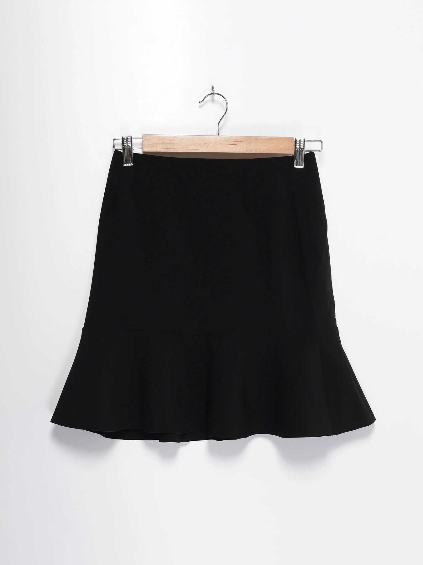 Юбки H&M модель 0677351_чорний Фото