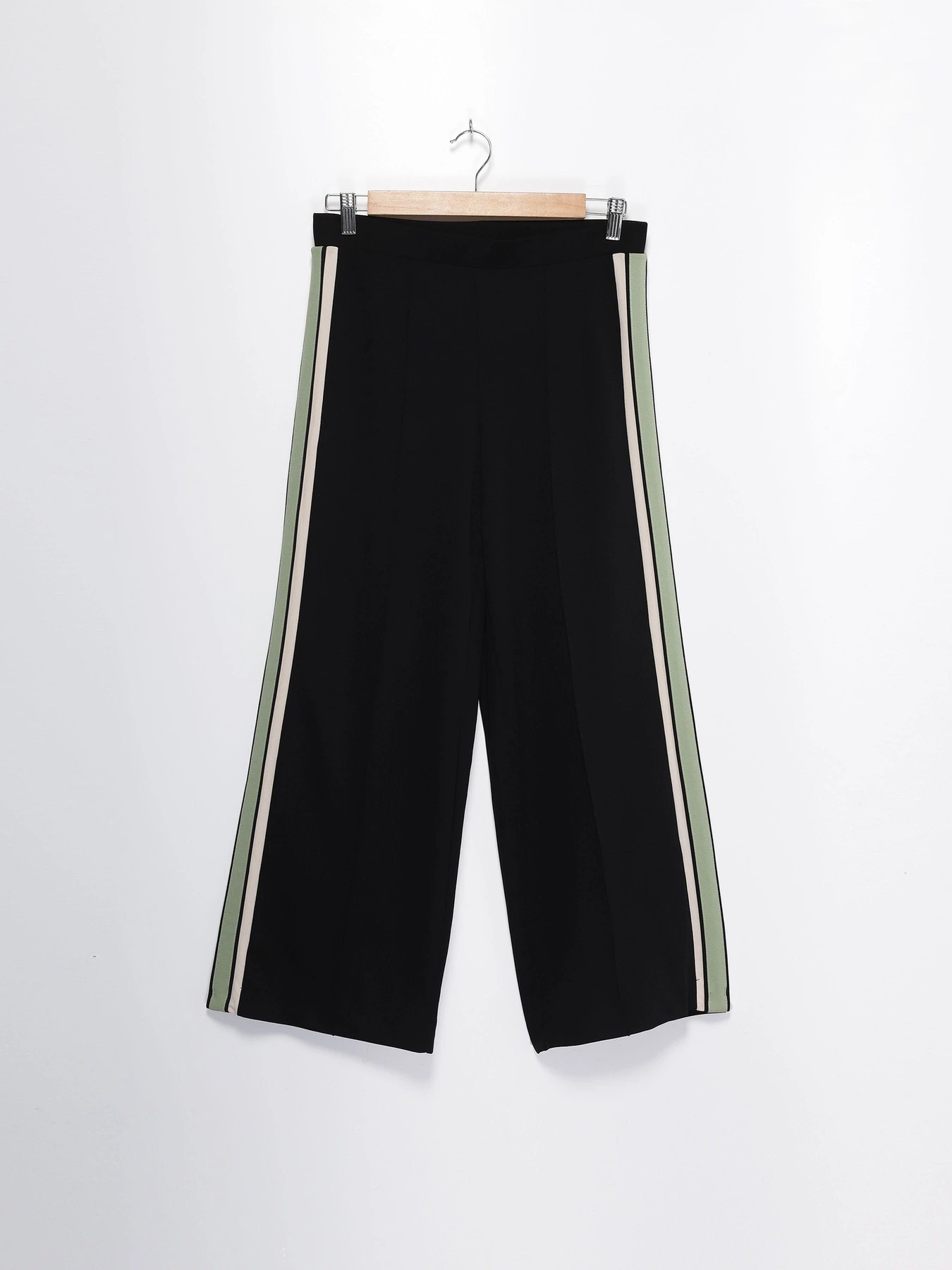 Брюки H&M модель 0687852_чорний з с.зеленим Брюки H&M модель 0687852_чорний з с.зеленим Фото