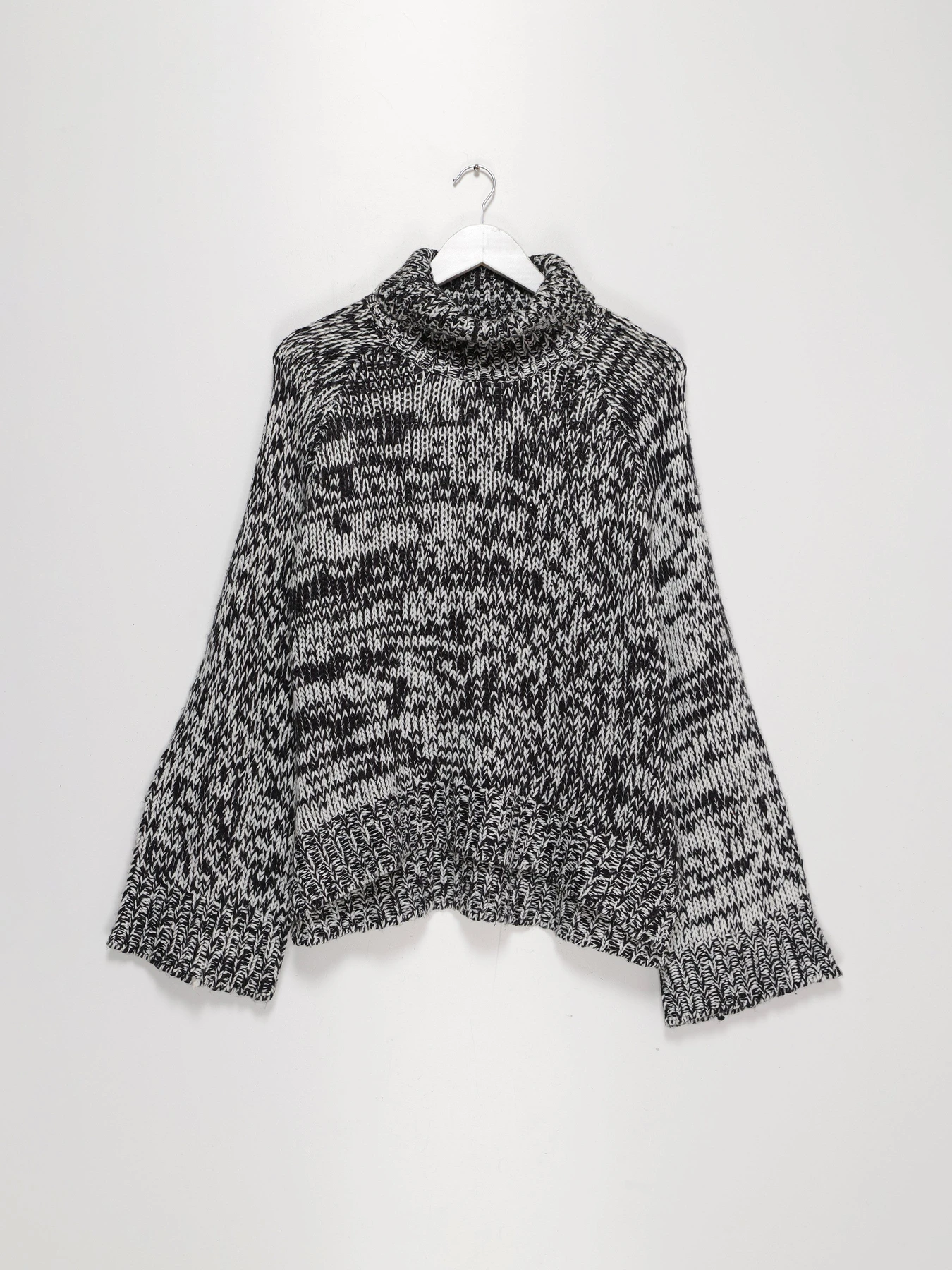 Свитры и кардиганы H&M модель 0419448_чорний з білим Фото