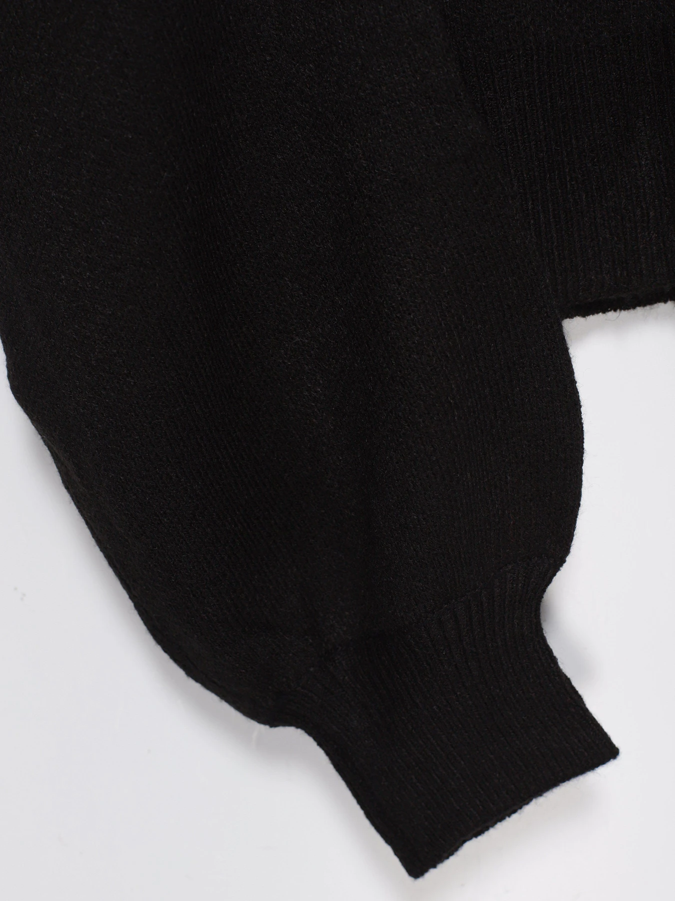 Свитры и кардиганы H&M модель 0905852_чорний Фото