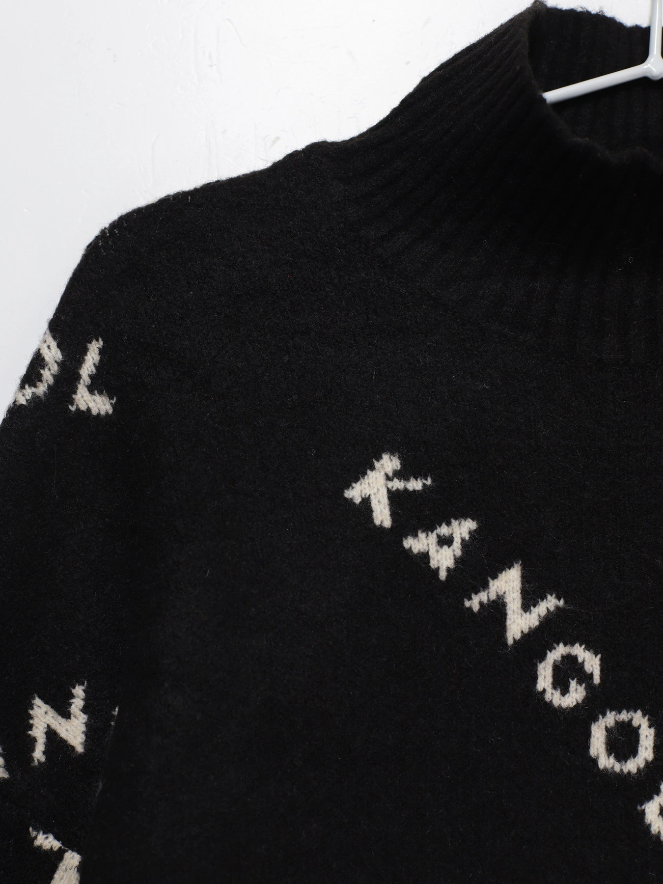 Свитры и кардиганы H&M модель 0934793_чорний з білим Фото