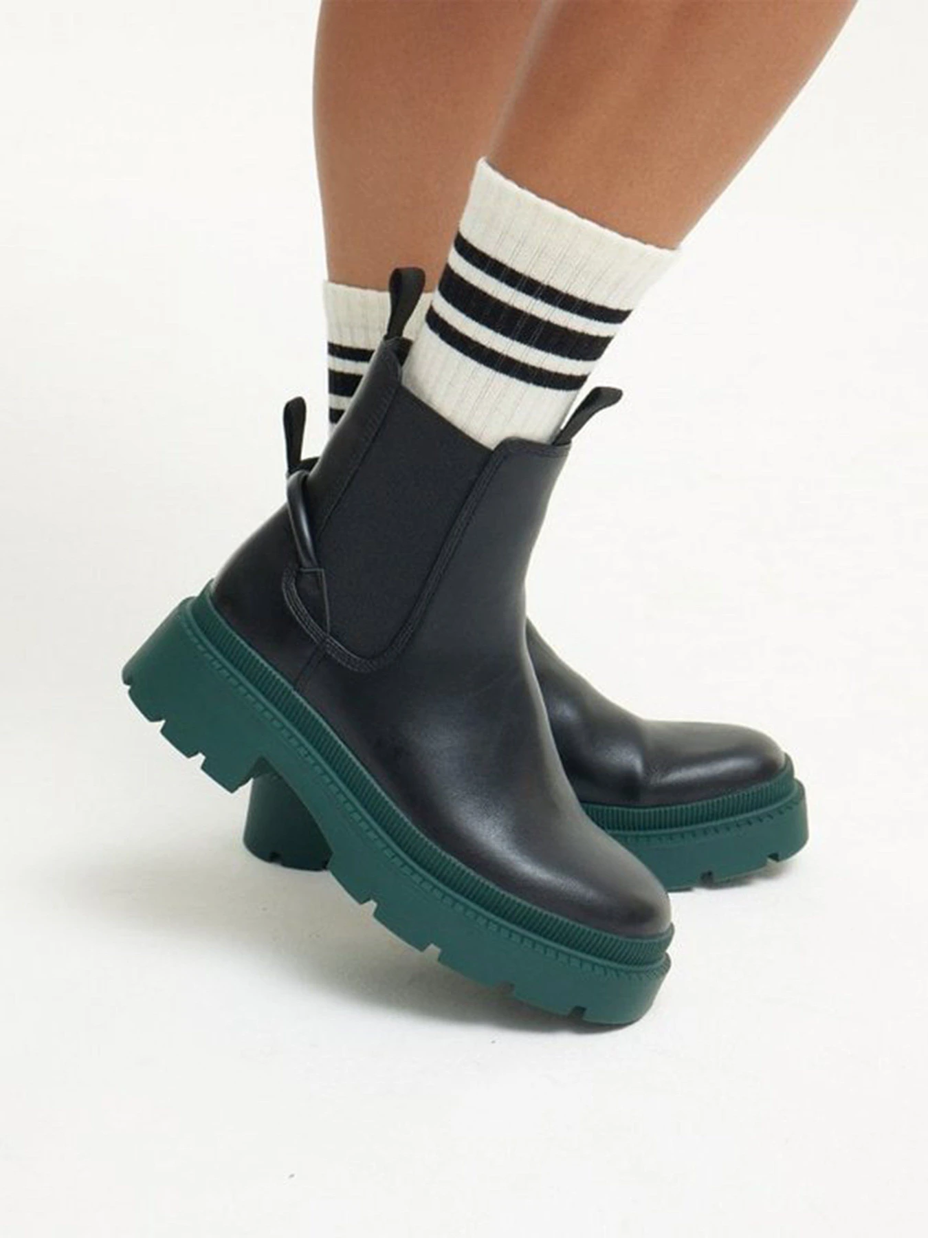 Ботинки и сапоги Tamaris модель 1-1-25405-29 071 BLACK/DK.GREEN Фото
