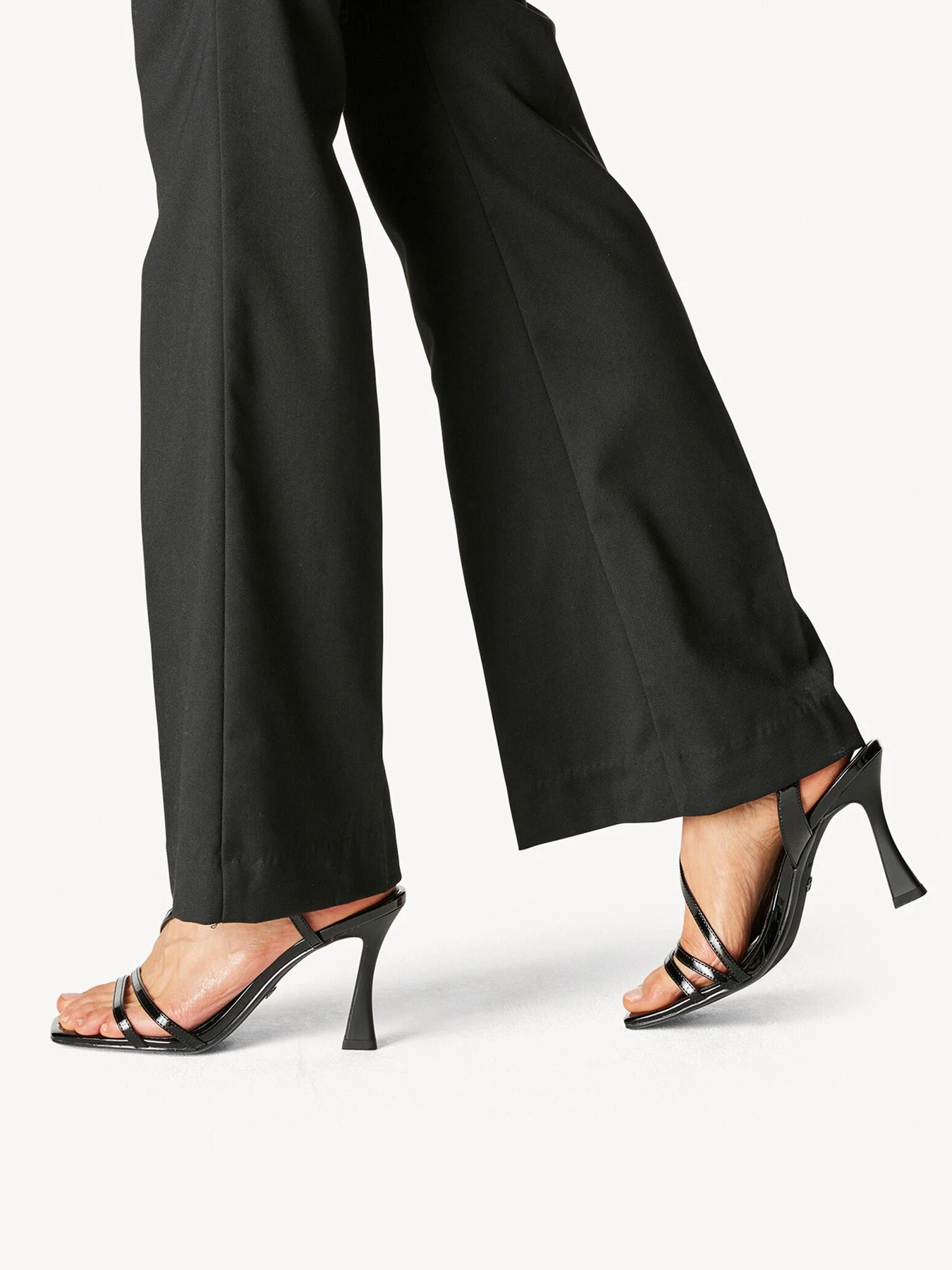 Босоніжки Tamaris модель 1-1-28357-20 018 BLACK PATENT Босоніжки Tamaris модель 1-1-28357-20 018 BLACK PATENT Фото
