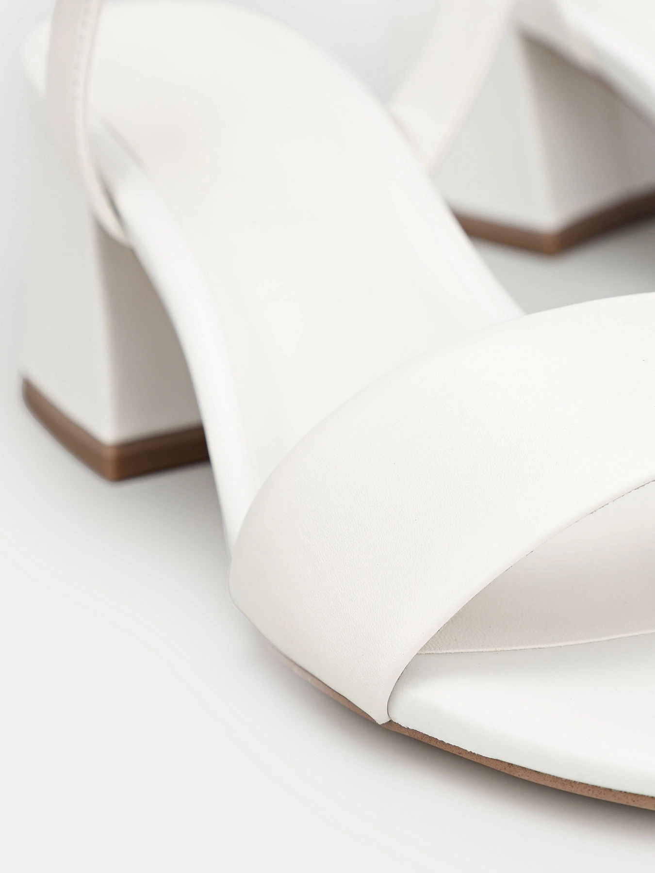 Босоножки Tamaris модель 1-1-28398-20 117 WHITE LEATHER Фото