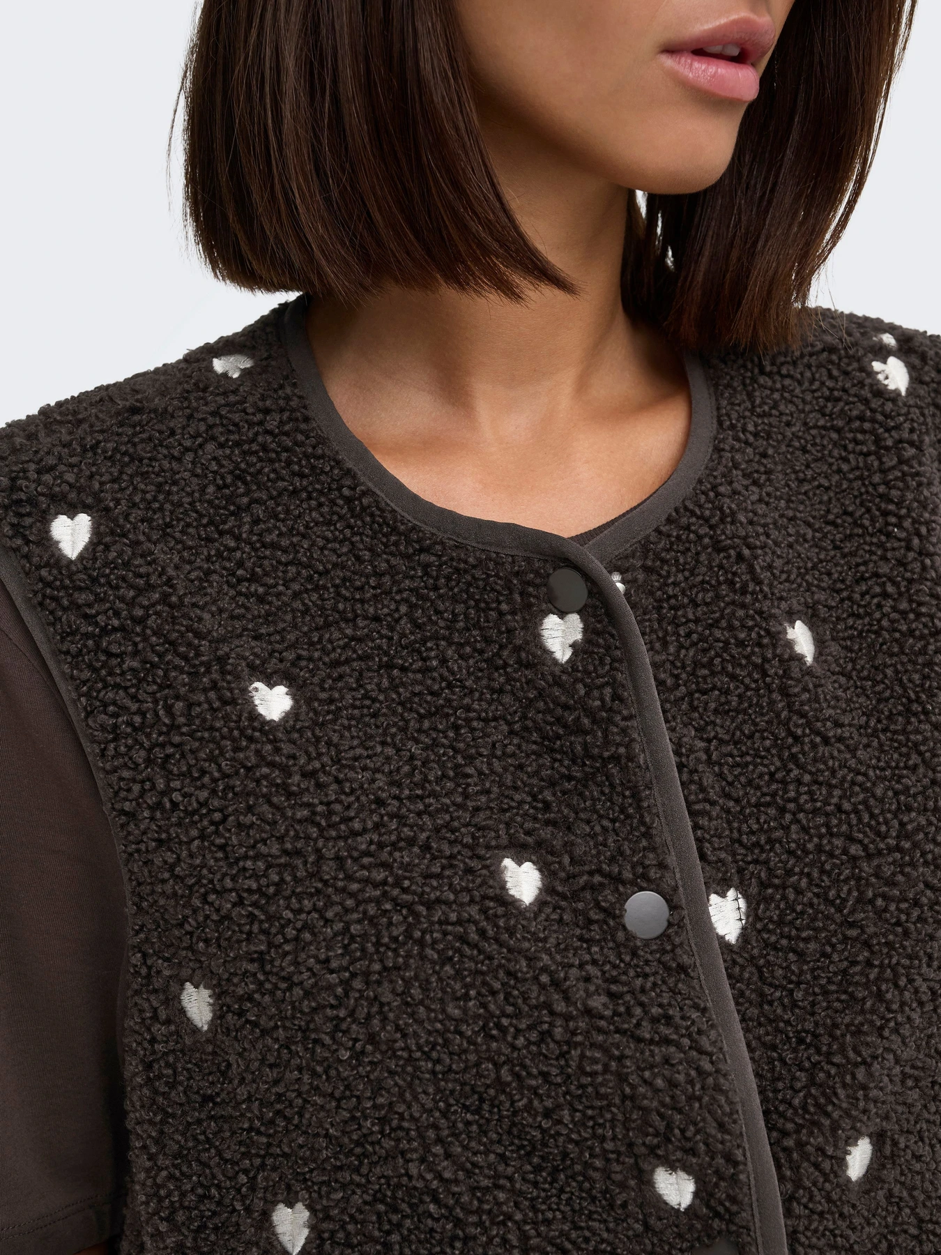 Куртки и дубленки JDY SIMINA TEDDY HEART EMB WAISTCO модель 15392245_Chocolate Torte HEART EMB Фото