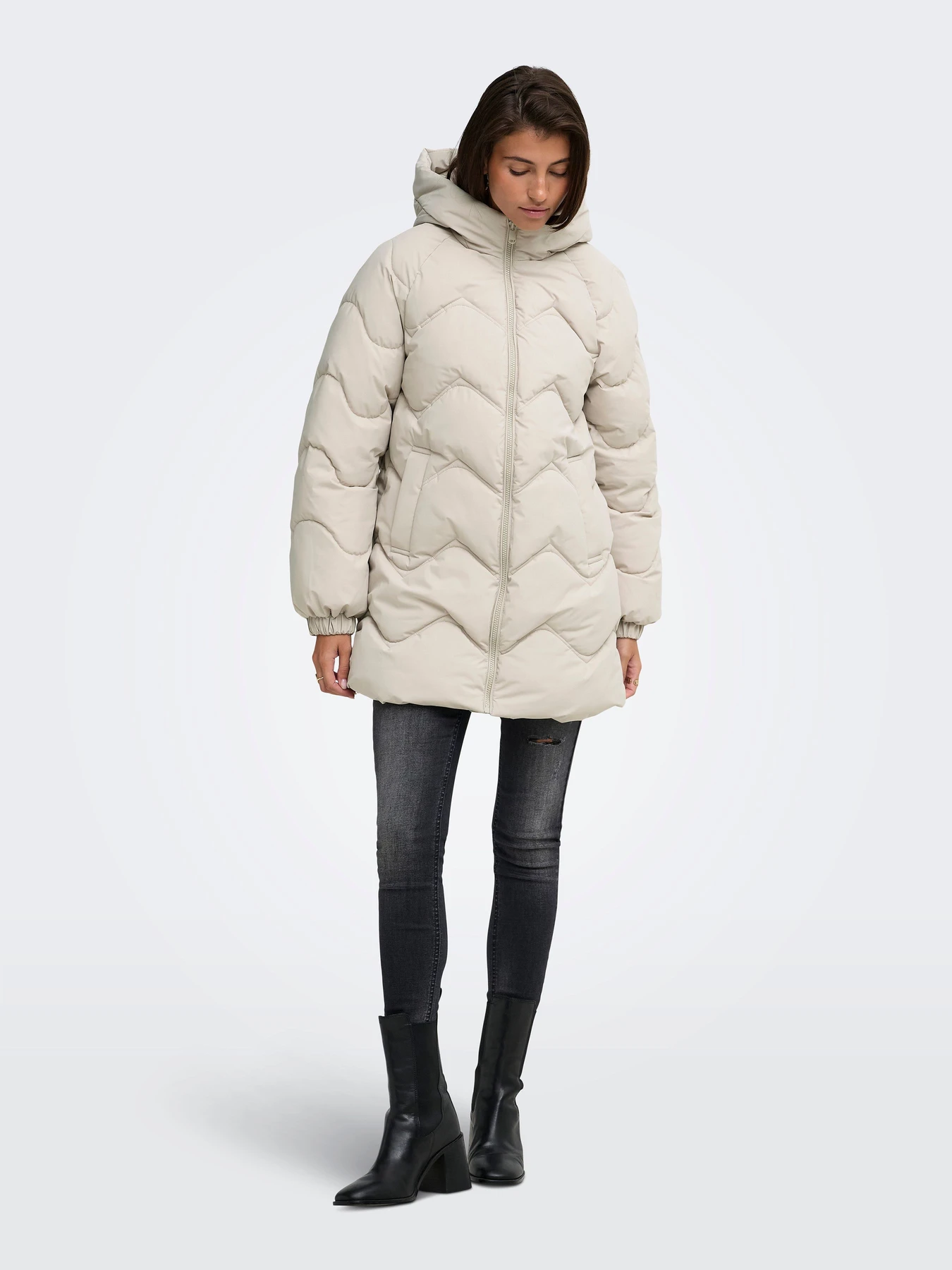 Куртки и дубленки JDY POWER LONG HOOD PUFFER OTW модель 15376542_Silver Lining Куртки и дубленки JDY POWER LONG HOOD PUFFER OTW модель 15376542_Silver Lining Фото
