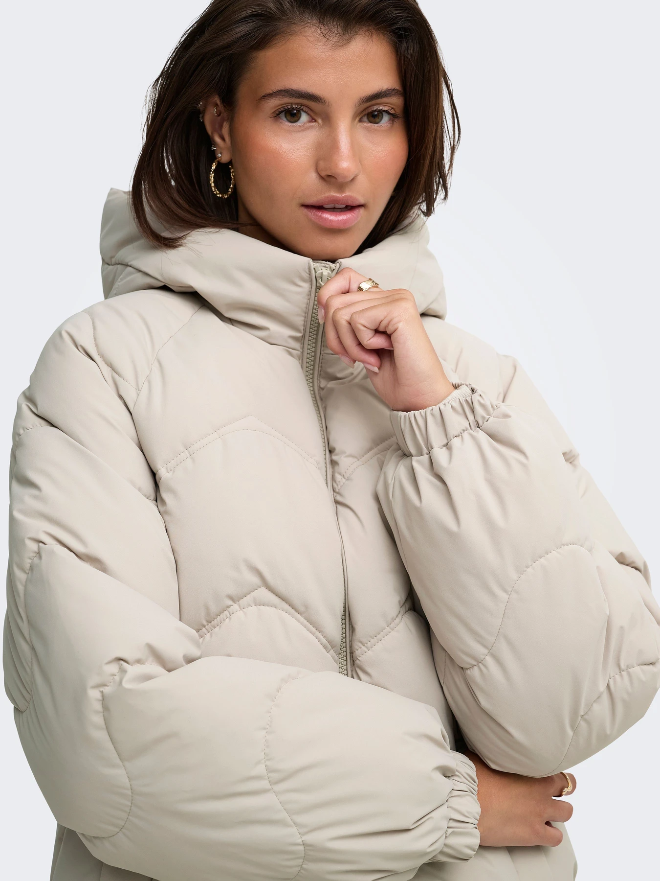 Куртки и дубленки JDY POWER LONG HOOD PUFFER OTW модель 15376542_Silver Lining Куртки и дубленки JDY POWER LONG HOOD PUFFER OTW модель 15376542_Silver Lining Фото