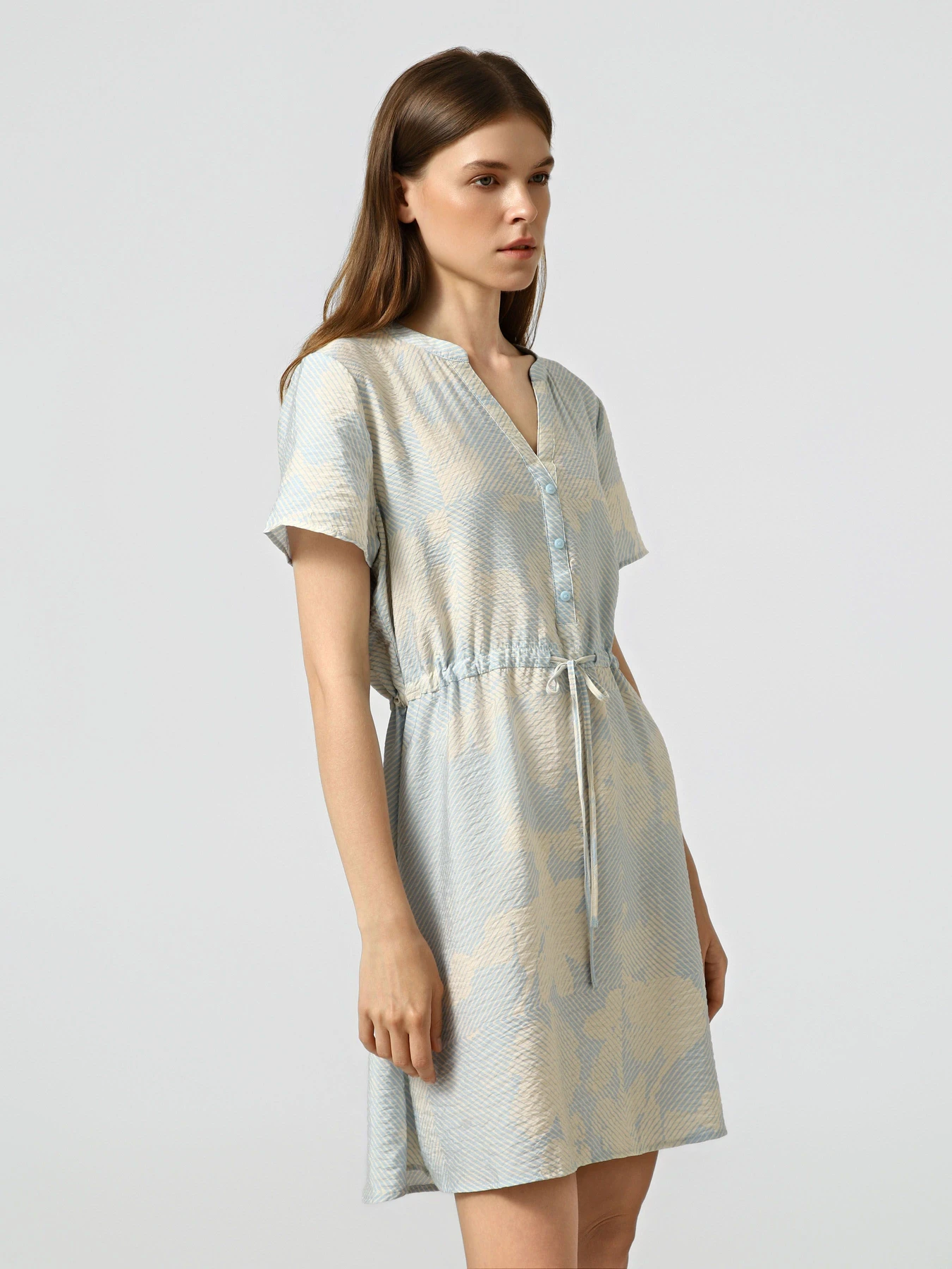 Платья JDY TROYA LIFE S/S V SHORT DRESS модель 15371204_Powder Blue 40-01-26 GRAPH Платья JDY TROYA LIFE S/S V SHORT DRESS модель 15371204_Powder Blue 40-01-26 GRAPH Фото