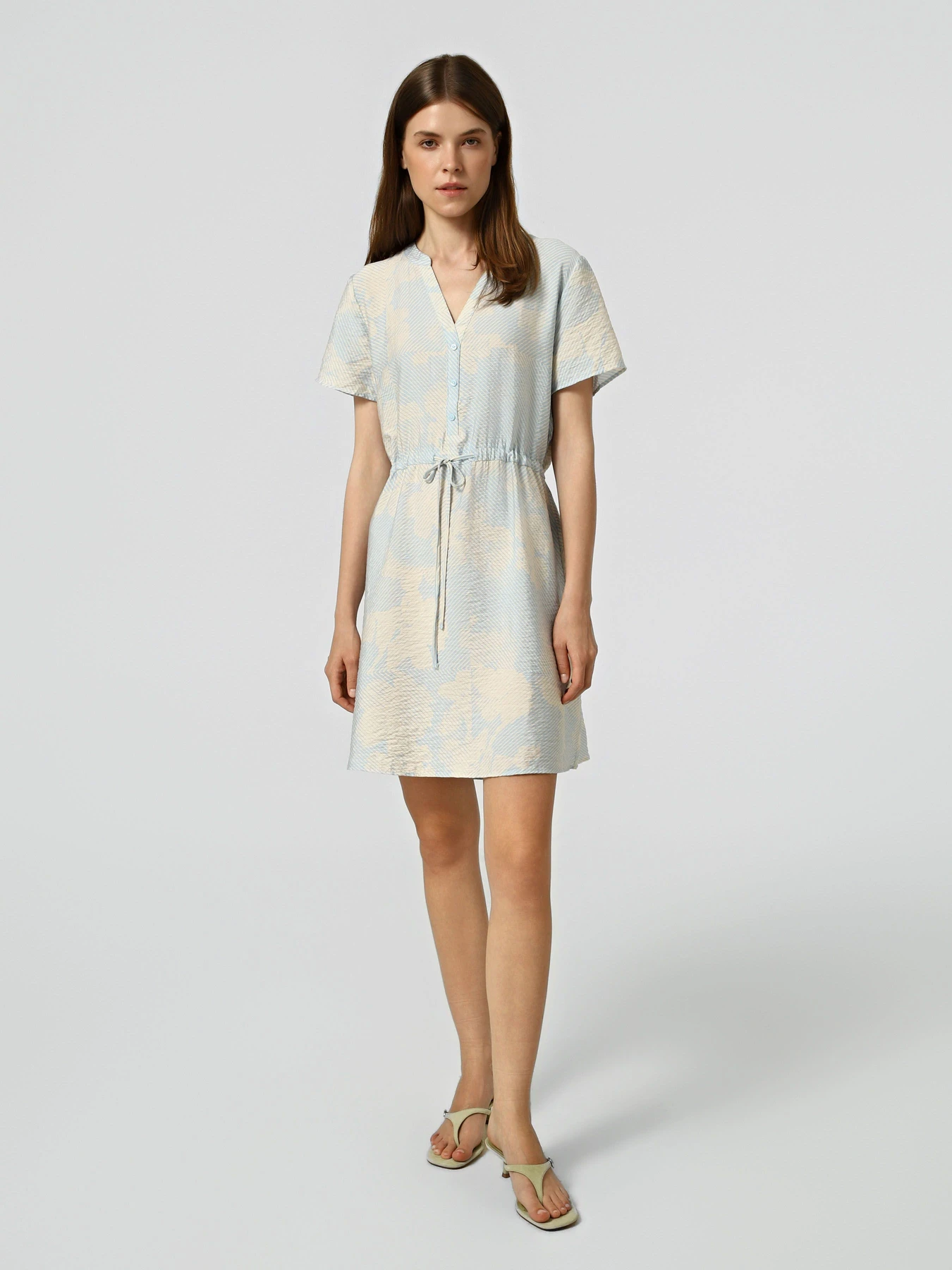 Платья JDY TROYA LIFE S/S V SHORT DRESS модель 15371204_Powder Blue 40-01-26 GRAPH Платья JDY TROYA LIFE S/S V SHORT DRESS модель 15371204_Powder Blue 40-01-26 GRAPH Фото