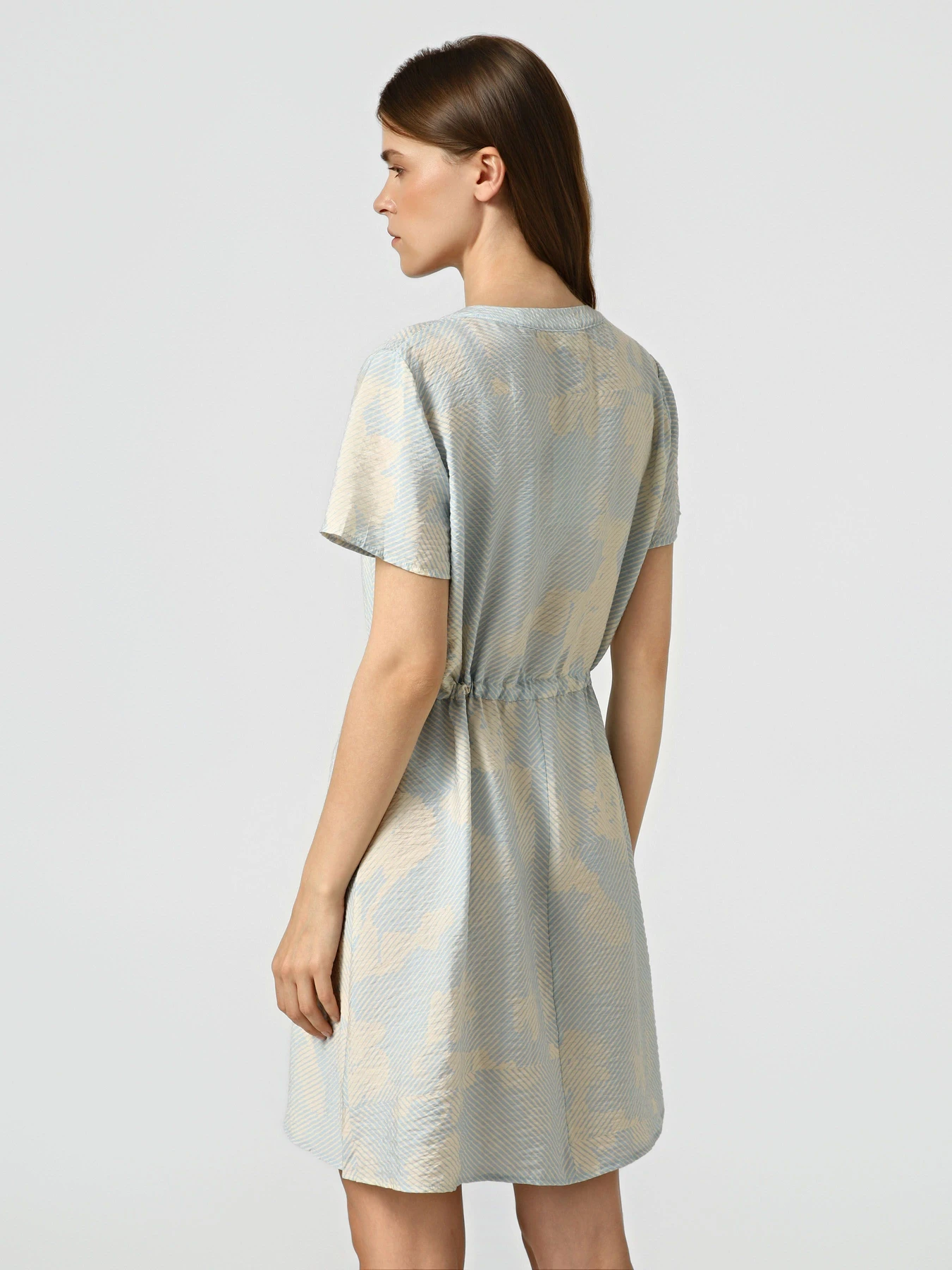 Платья JDY TROYA LIFE S/S V SHORT DRESS модель 15371204_Powder Blue 40-01-26 GRAPH Платья JDY TROYA LIFE S/S V SHORT DRESS модель 15371204_Powder Blue 40-01-26 GRAPH Фото
