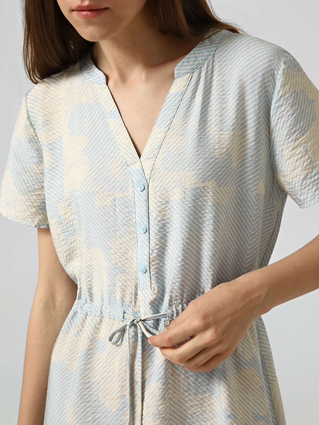 Платья JDY TROYA LIFE S/S V SHORT DRESS модель 15371204_Powder Blue 40-01-26 GRAPH Платья JDY TROYA LIFE S/S V SHORT DRESS модель 15371204_Powder Blue 40-01-26 GRAPH Фото