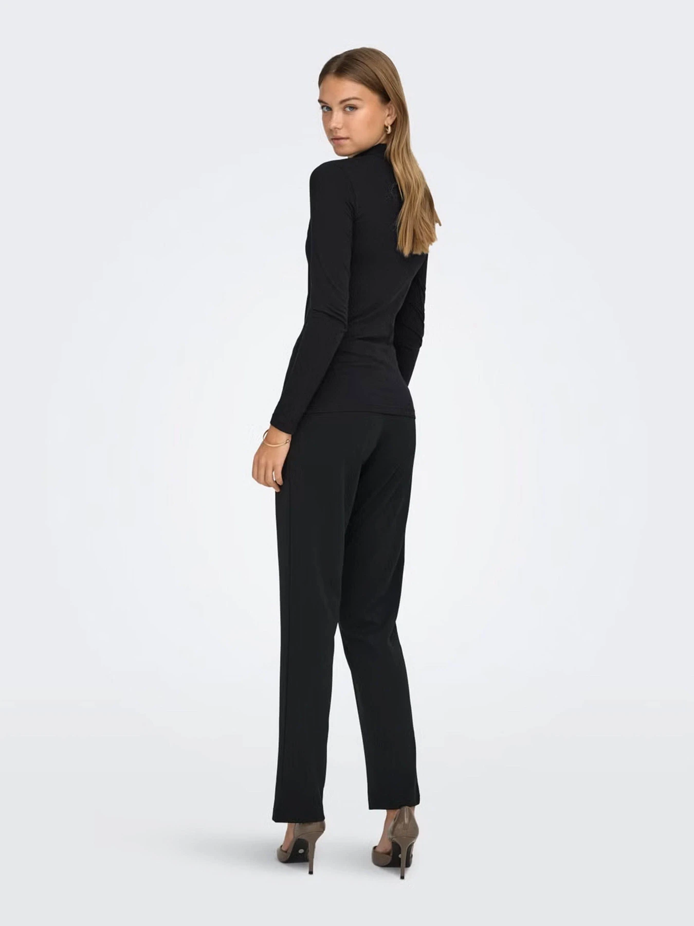 Светри та кардигани JDY AVA NEW TURTLENECK TOP модель 15211083_Black Светри та кардигани JDY AVA NEW TURTLENECK TOP модель 15211083_Black Фото