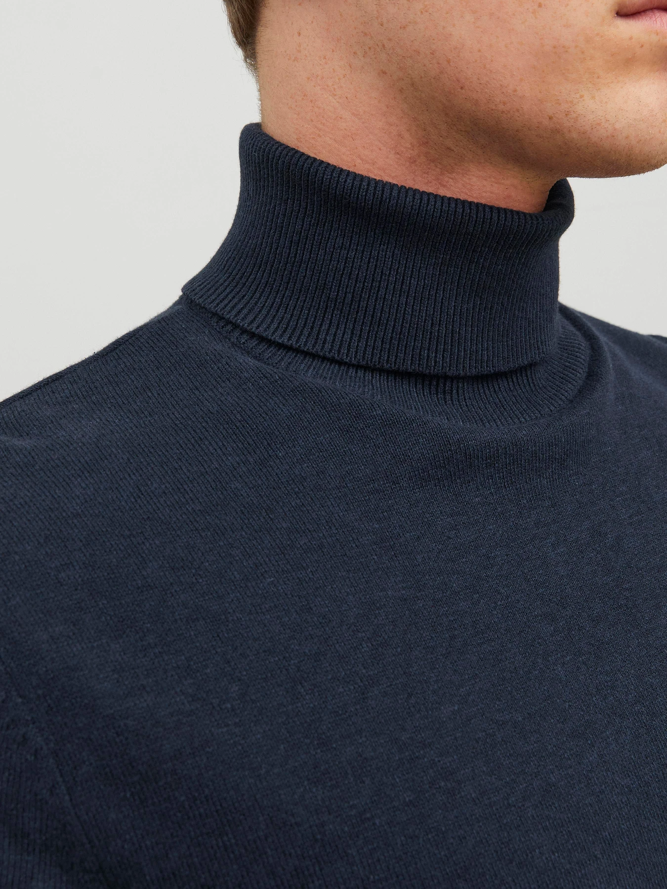 Свитры и кардиганы JACK & JONES EMIL KNIT ROLL NECK модель 12157417_Navy Blazer Свитры и кардиганы JACK & JONES EMIL KNIT ROLL NECK модель 12157417_Navy Blazer Фото