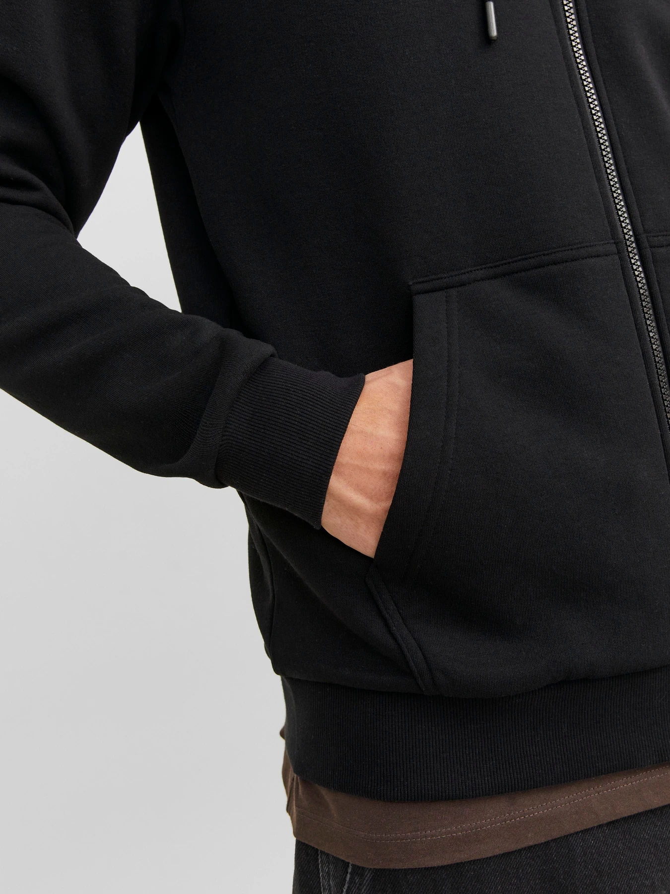 Худи и свитшоты JACK & JONES BRADLEY SWEAT ZIP HOOD модель 12249342_Black Худи и свитшоты JACK & JONES BRADLEY SWEAT ZIP HOOD модель 12249342_Black Фото