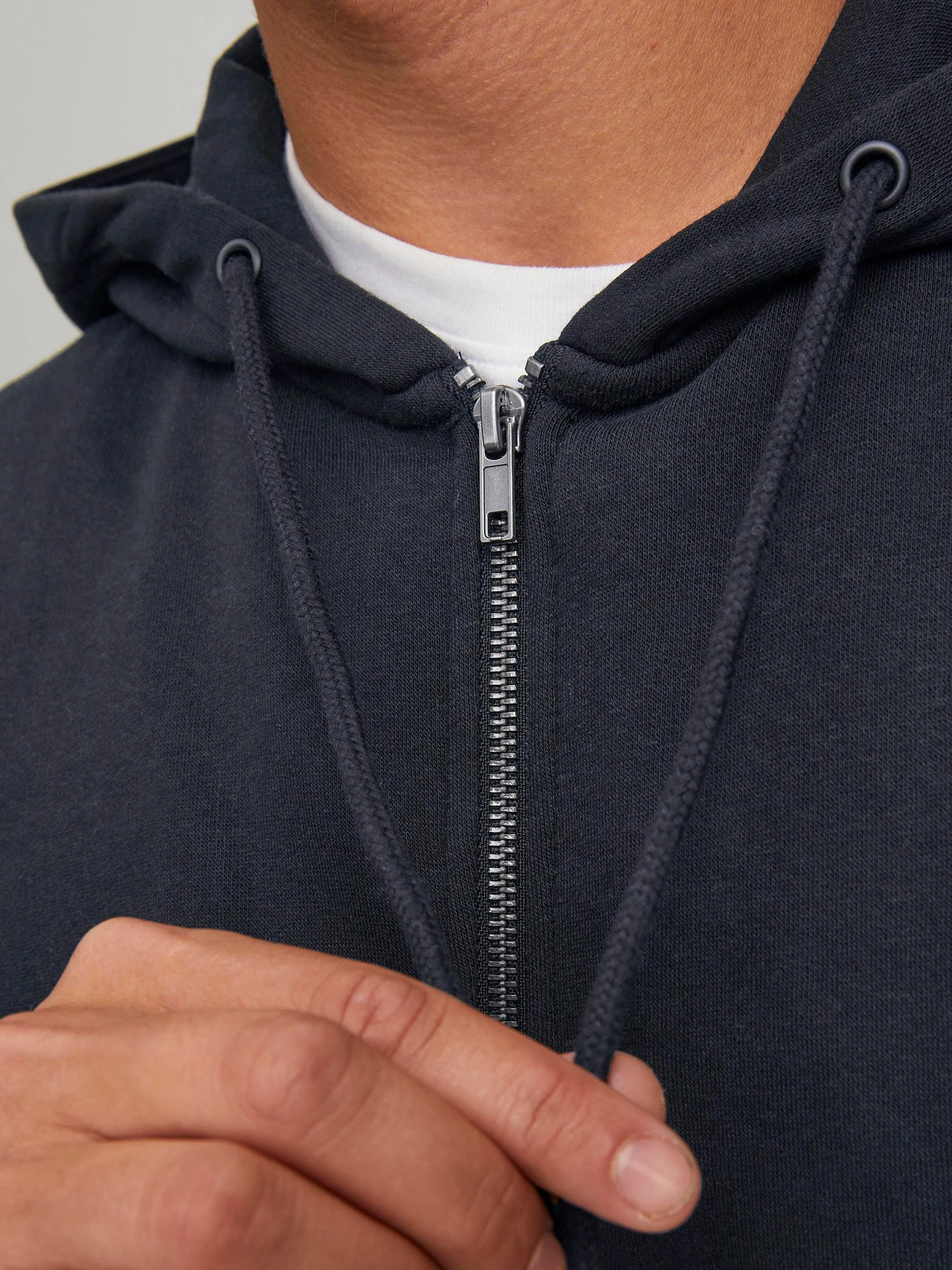 Худи и свитшоты JACK & JONES BRADLEY SWEAT ZIP HOOD модель 12249342_Black Худи и свитшоты JACK & JONES BRADLEY SWEAT ZIP HOOD модель 12249342_Black Фото