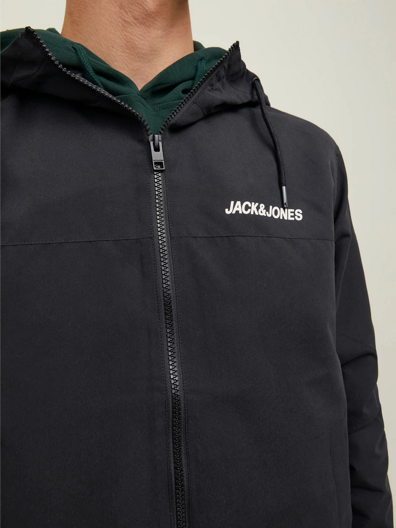 Куртки и дубленки JACK & JONES RUSH HOOD BOMBER NOOS модель 12200208_Black SOLID Куртки и дубленки JACK & JONES RUSH HOOD BOMBER NOOS модель 12200208_Black SOLID Фото