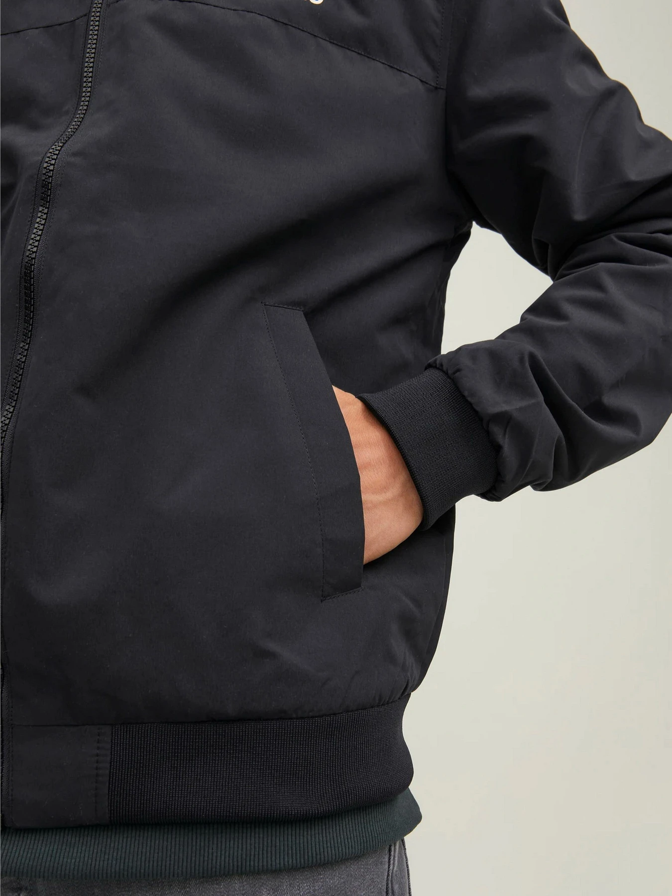 Куртки и дубленки JACK & JONES RUSH HOOD BOMBER NOOS модель 12200208_Black SOLID Куртки и дубленки JACK & JONES RUSH HOOD BOMBER NOOS модель 12200208_Black SOLID Фото