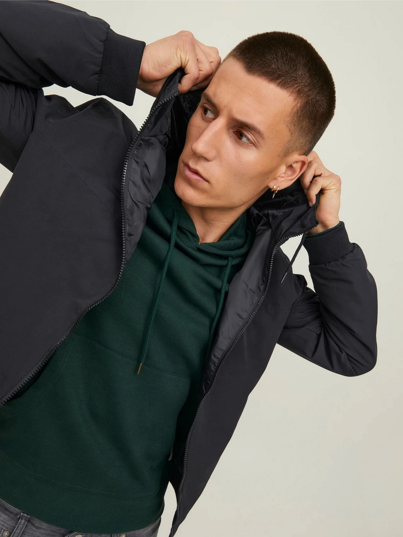 Куртки и дубленки JACK & JONES RUSH HOOD BOMBER NOOS модель 12200208_Black SOLID Куртки и дубленки JACK & JONES RUSH HOOD BOMBER NOOS модель 12200208_Black SOLID Фото