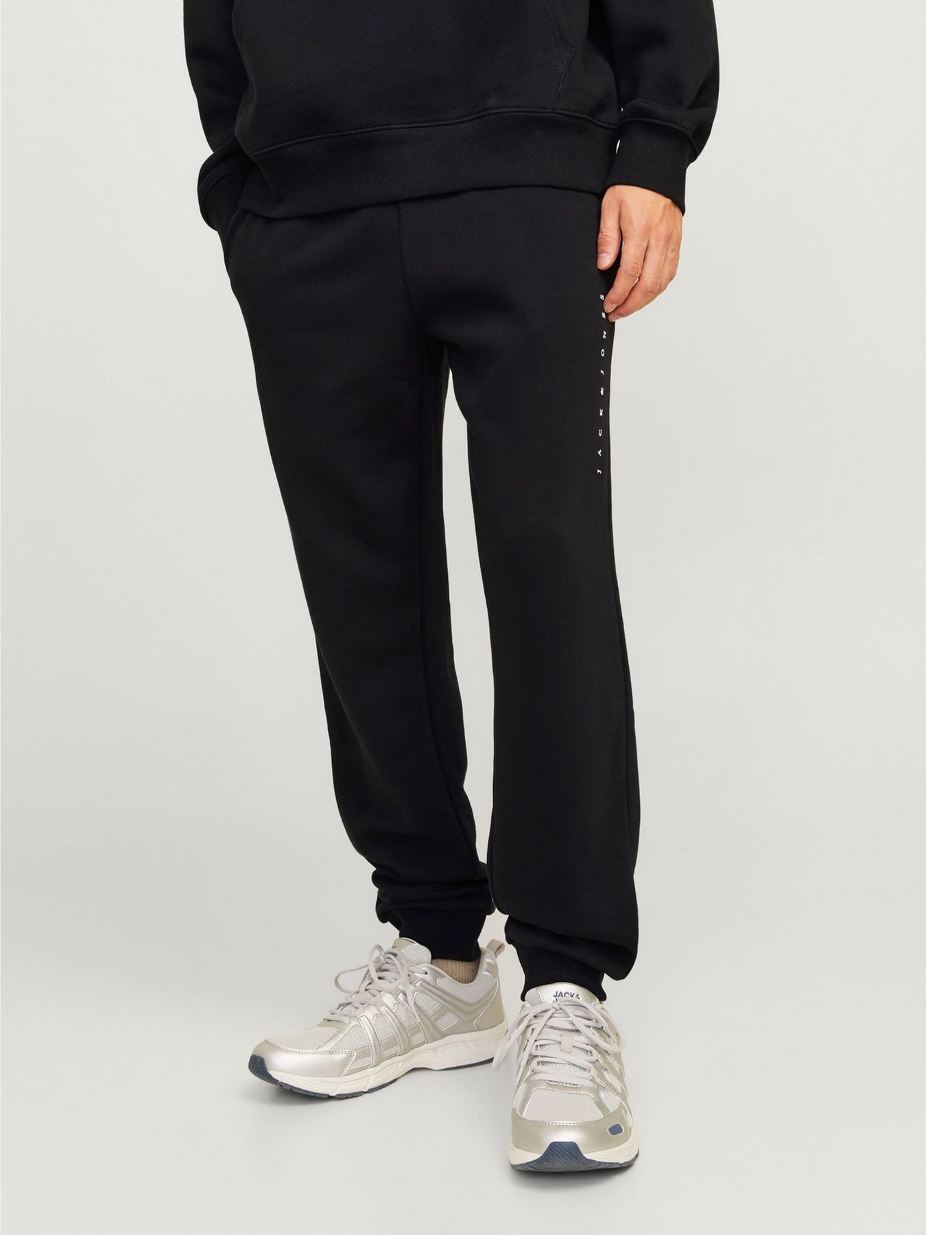 Брюки JACK & JONES GORDON STAR SWEAT PANTS модель 12248838_Black Брюки JACK & JONES GORDON STAR SWEAT PANTS модель 12248838_Black Фото