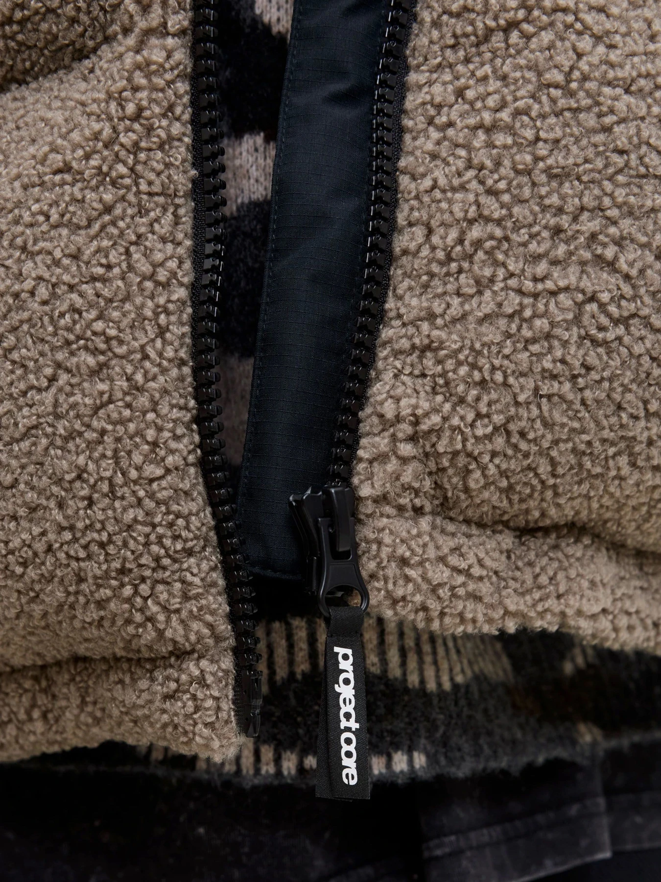 Куртки и дубленки JACK & JONES FLARE TEDDY PUFFER JACKET модель 12286050_Desert Taupe BLOCKING Куртки и дубленки JACK & JONES FLARE TEDDY PUFFER JACKET модель 12286050_Desert Taupe BLOCKING Фото
