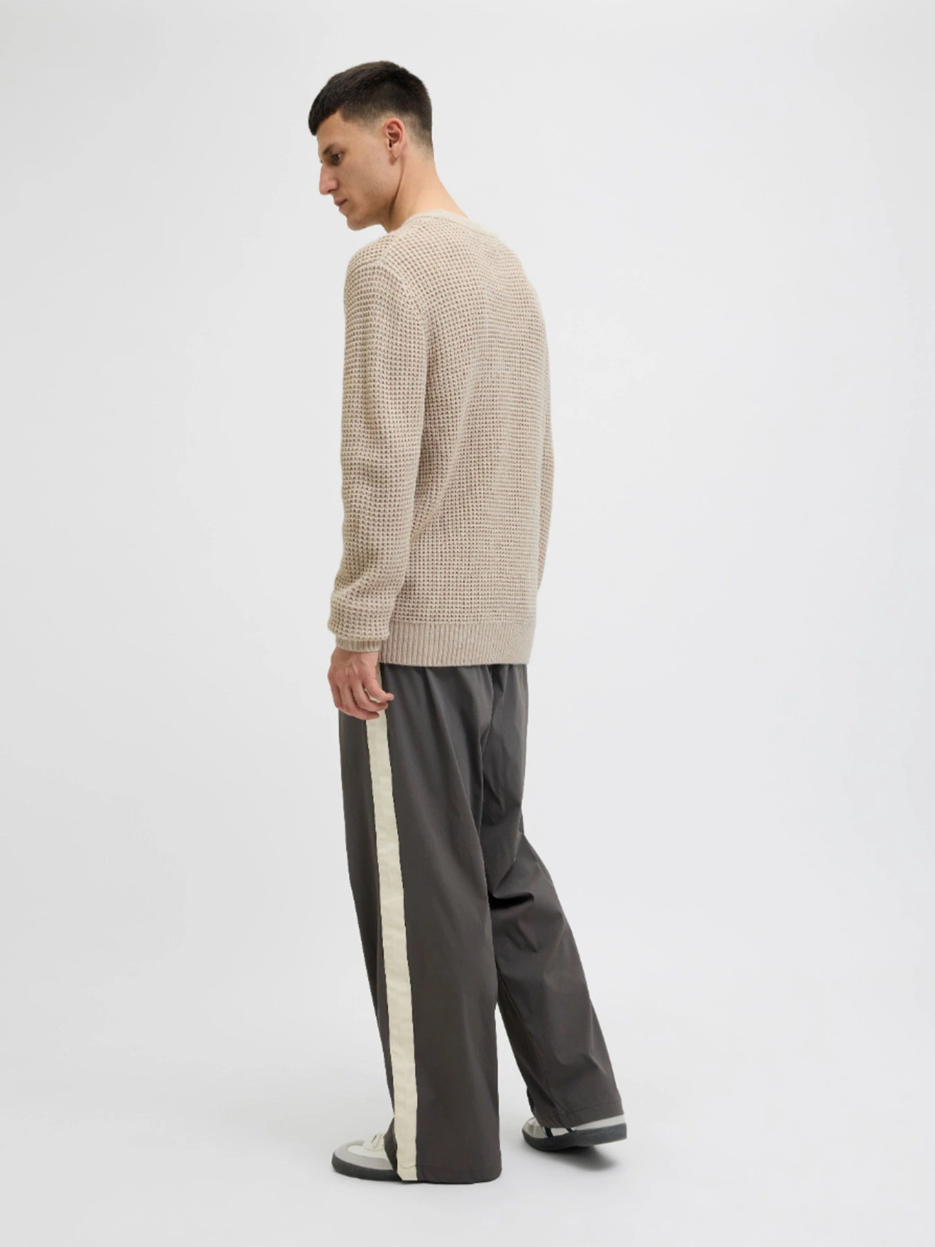Свитры и кардиганы JACK & JONES GLOBAL KNIT CREW NECK модель 12287594_Moonbeam Свитры и кардиганы JACK & JONES GLOBAL KNIT CREW NECK модель 12287594_Moonbeam Фото