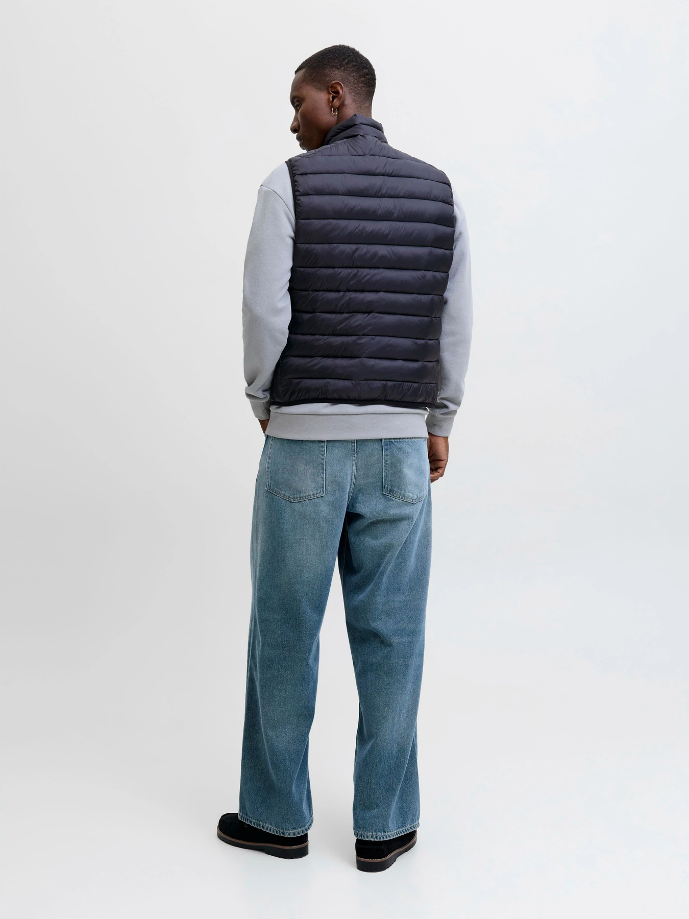 Куртки и дубленки JACK & JONES BRADLEY LIGHT BODYWARMER модель 12280973_Black Куртки и дубленки JACK & JONES BRADLEY LIGHT BODYWARMER модель 12280973_Black Фото