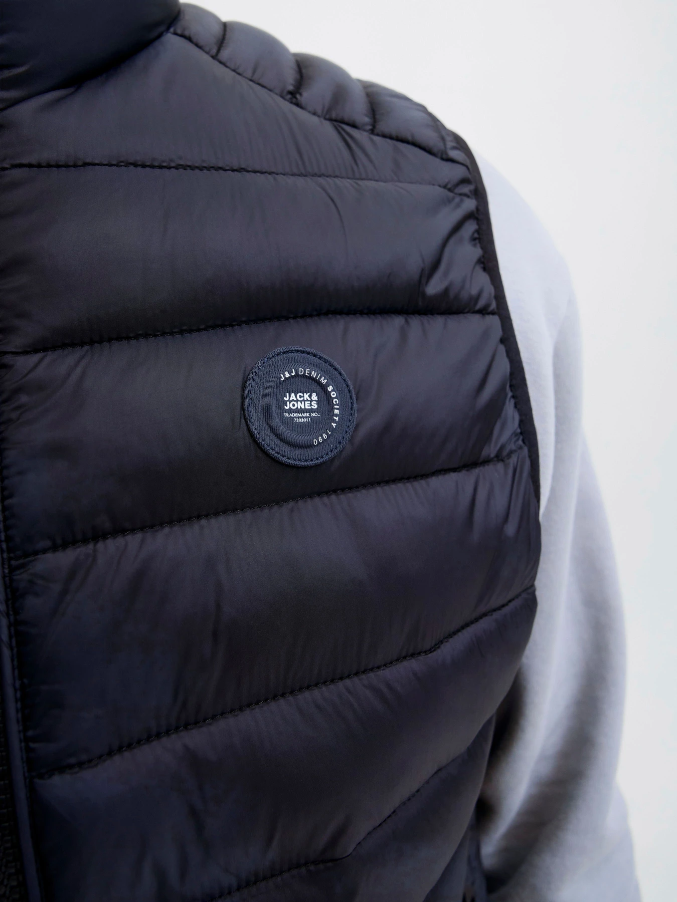 Куртки и дубленки JACK & JONES BRADLEY LIGHT BODYWARMER модель 12280973_Black Куртки и дубленки JACK & JONES BRADLEY LIGHT BODYWARMER модель 12280973_Black Фото