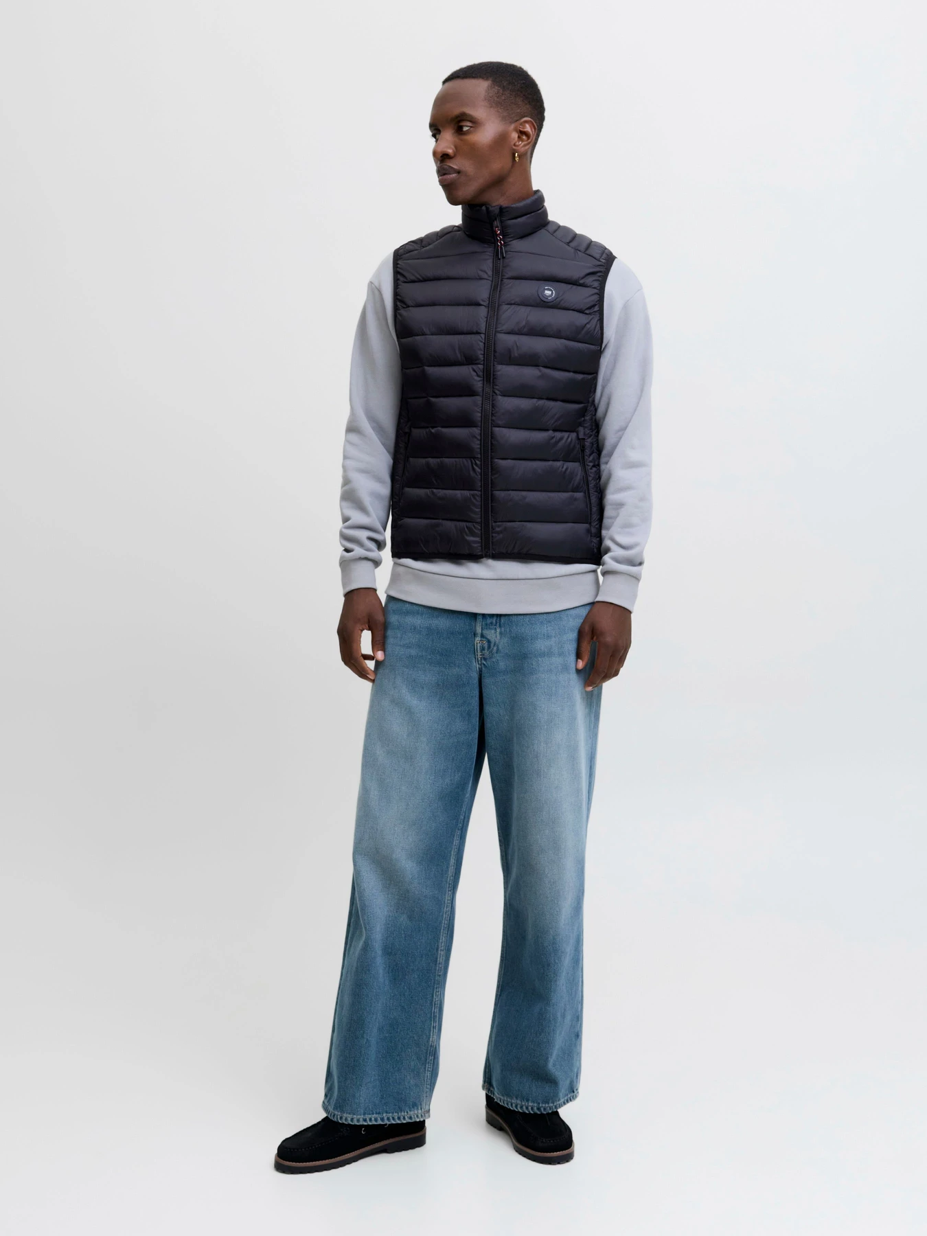 Куртки и дубленки JACK & JONES BRADLEY LIGHT BODYWARMER модель 12280973_Black Куртки и дубленки JACK & JONES BRADLEY LIGHT BODYWARMER модель 12280973_Black Фото