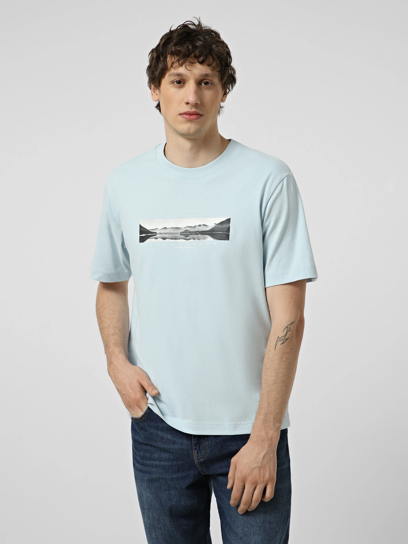 Футболки и поло JACK & JONES FUSION PHOTO PRINT TEE модель 12289870_Omphalodes Футболки и поло JACK & JONES FUSION PHOTO PRINT TEE модель 12289870_Omphalodes Фото