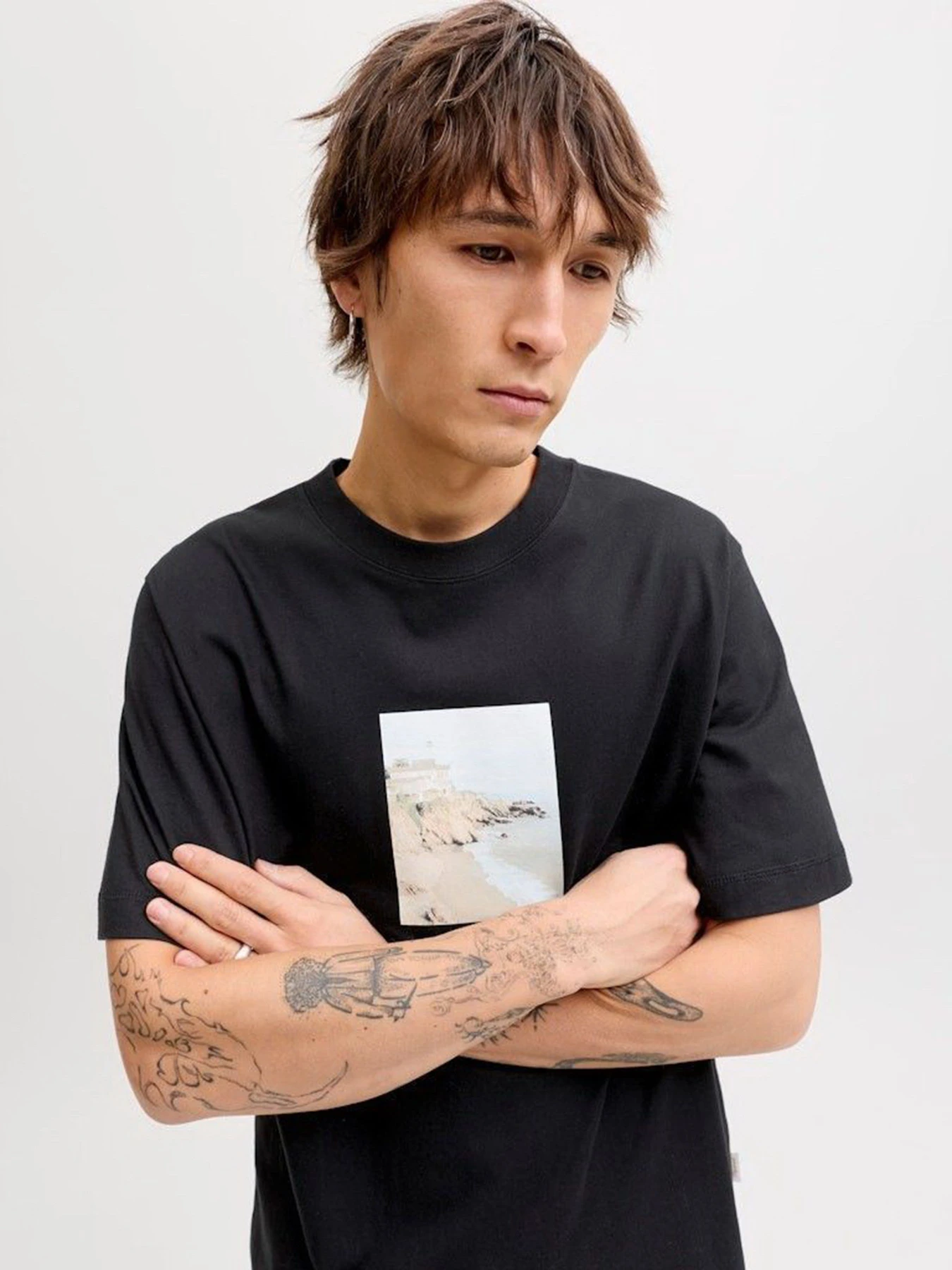 Футболки і поло JACK & JONES NORREBRO PHOTO TEE модель 12291022_Black Main2 26 Футболки і поло JACK & JONES NORREBRO PHOTO TEE модель 12291022_Black Main2 26 Фото