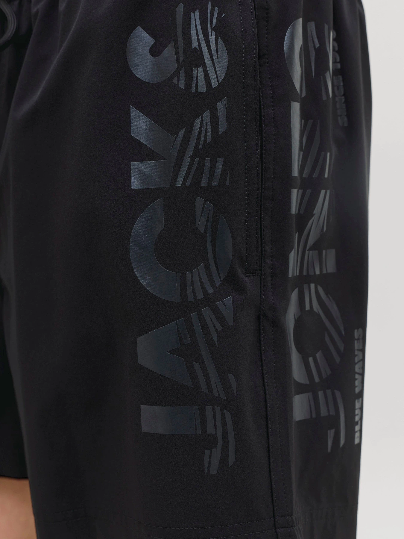 Одяг для пляжу JACK & JONES MAUI WAVE LOGO SWIM SHORTS модель 12291391_Black Одяг для пляжу JACK & JONES MAUI WAVE LOGO SWIM SHORTS модель 12291391_Black Фото