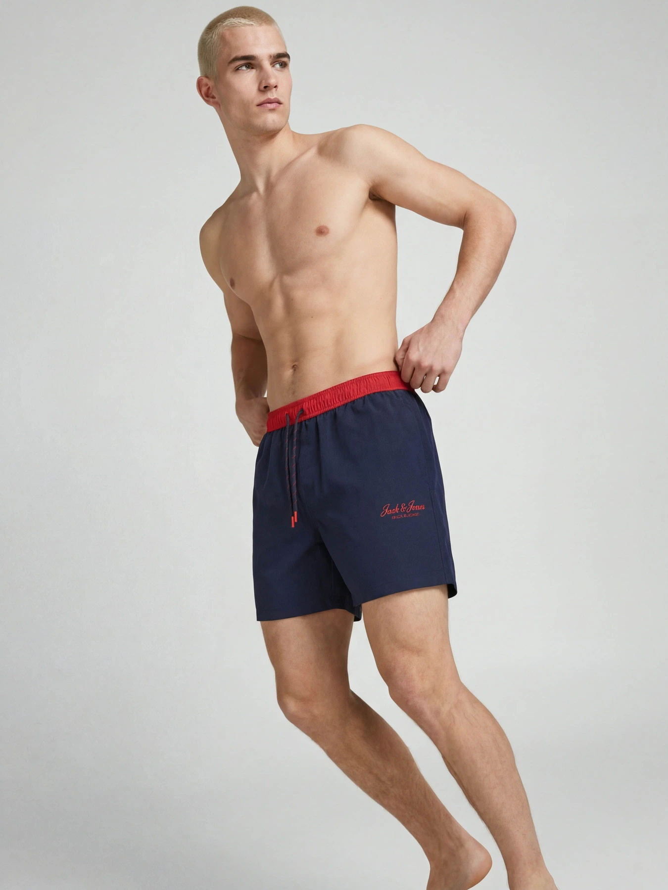 Одежда для пляжа JACK & JONES MAUI ARCHIVE SWIM SHORTS модель 12296324_Navy Blazer TRUE RED Одежда для пляжа JACK & JONES MAUI ARCHIVE SWIM SHORTS модель 12296324_Navy Blazer TRUE RED Фото