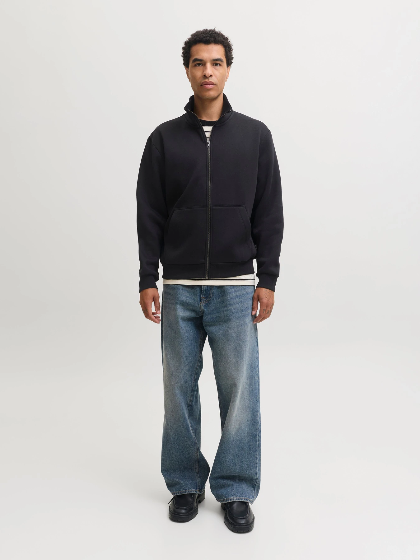 Худи и свитшоты JACK & JONES BRADLEY SWEAT ZIP модель 12298690_Black Худи и свитшоты JACK & JONES BRADLEY SWEAT ZIP модель 12298690_Black Фото