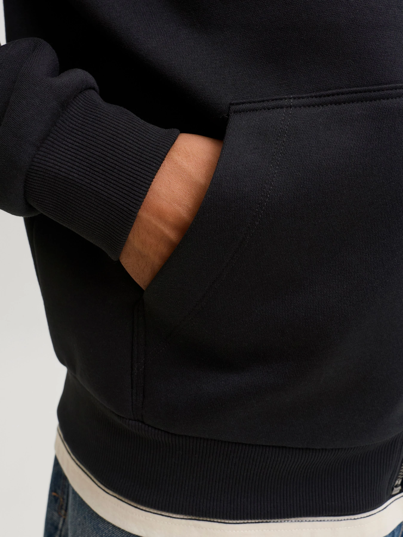 Худи и свитшоты JACK & JONES BRADLEY SWEAT ZIP модель 12298690_Black Худи и свитшоты JACK & JONES BRADLEY SWEAT ZIP модель 12298690_Black Фото