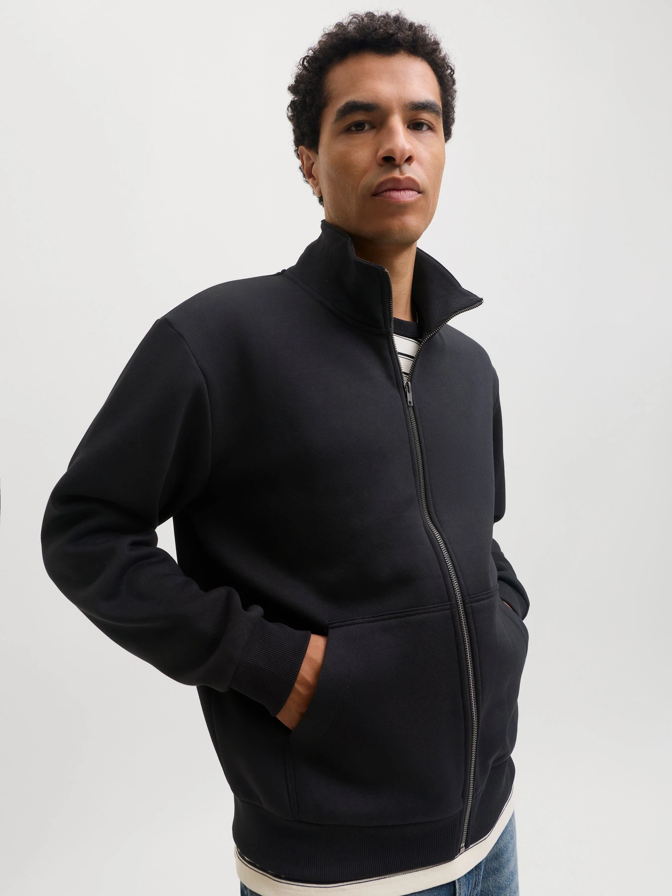 Худи и свитшоты JACK & JONES BRADLEY SWEAT ZIP модель 12298690_Black Худи и свитшоты JACK & JONES BRADLEY SWEAT ZIP модель 12298690_Black Фото