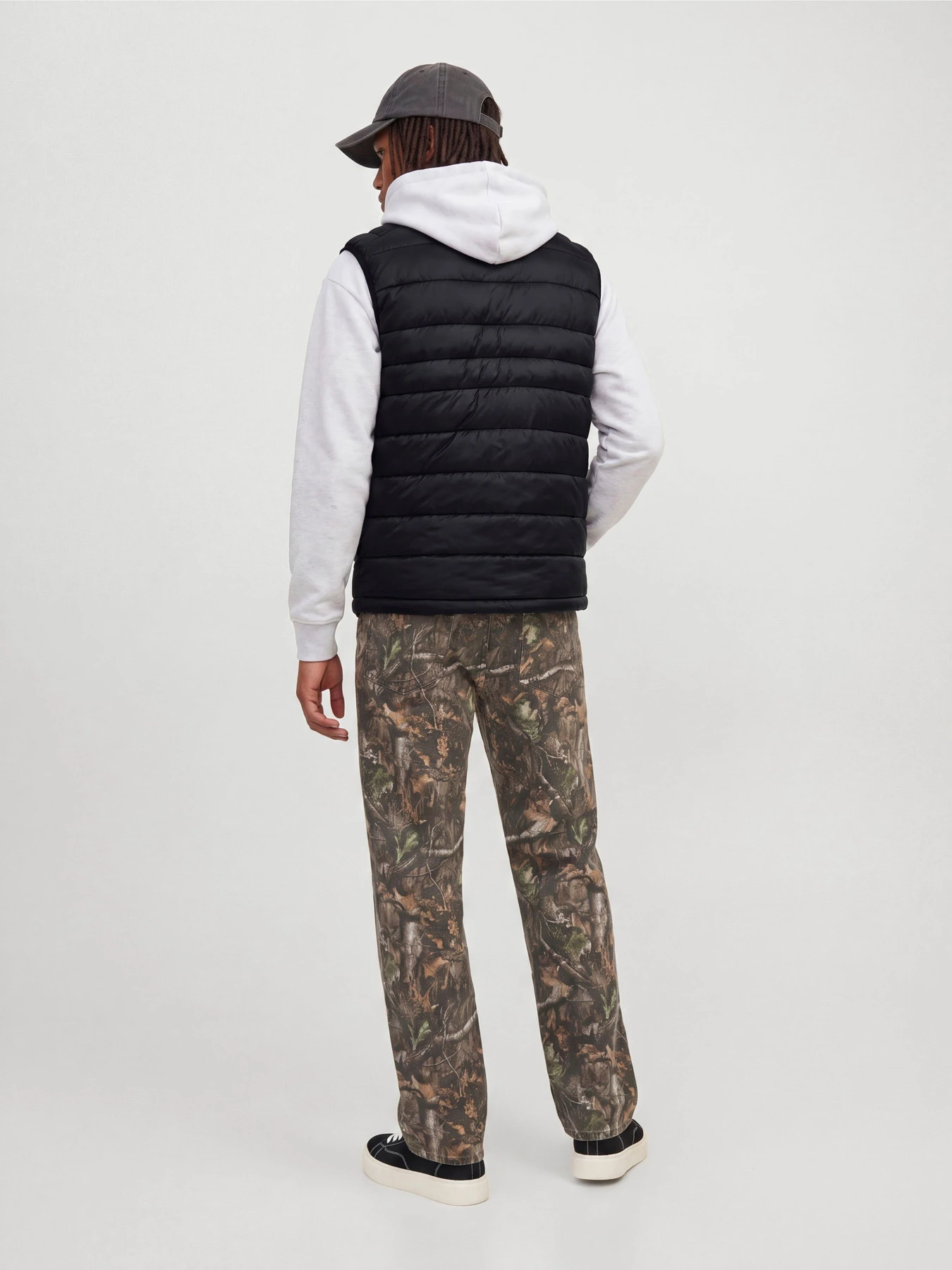 Куртки и дубленки JACK & JONES KINGSLEY LIGHT BODYWARMER COLL модель 12298870_Black Фото