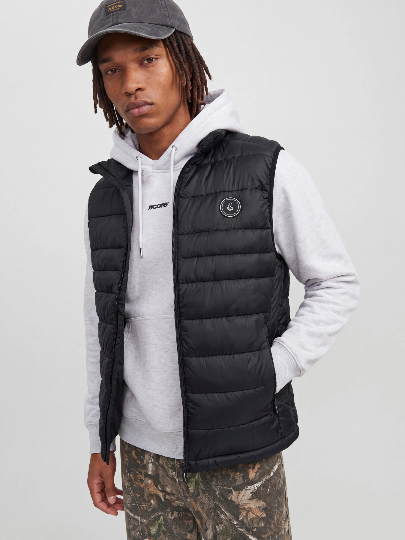 Куртки и дубленки JACK & JONES KINGSLEY LIGHT BODYWARMER COLL модель 12298870_Black Фото