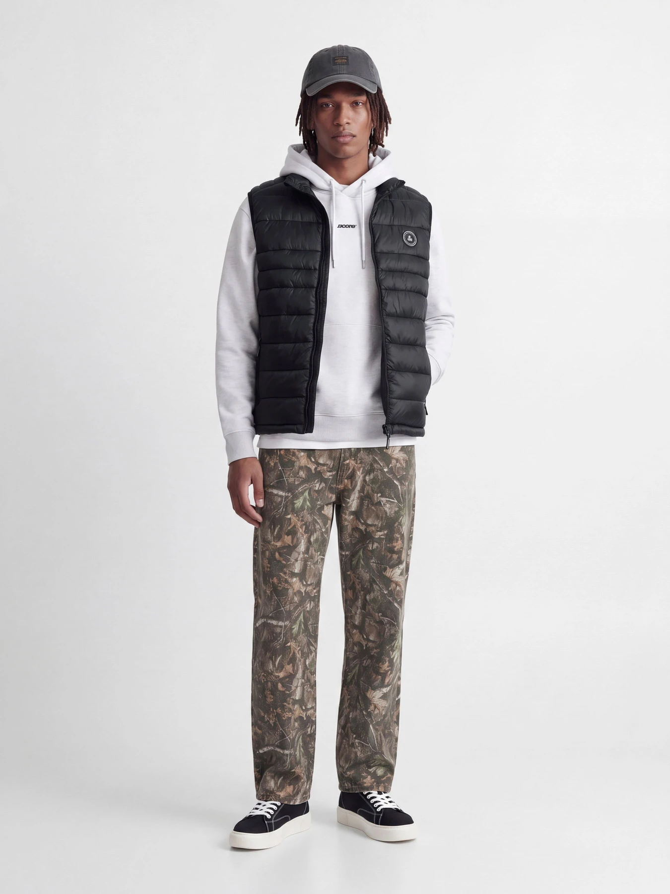 Куртки и дубленки JACK & JONES KINGSLEY LIGHT BODYWARMER COLL модель 12298870_Black Фото