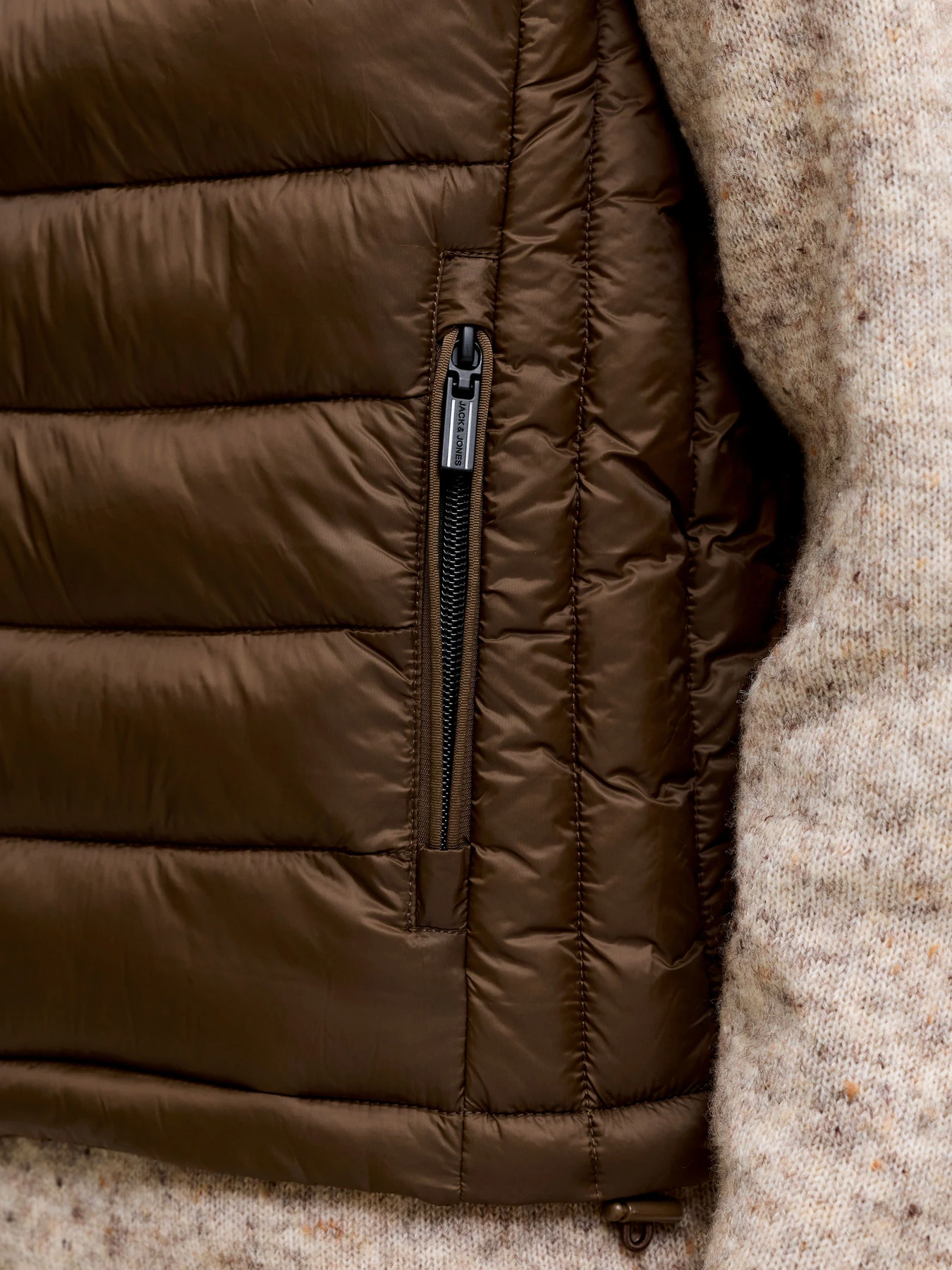 Куртки и дубленки JACK & JONES KINGSLEY LIGHT BODYWARMER COLL модель 12298870_Cocoa Фото