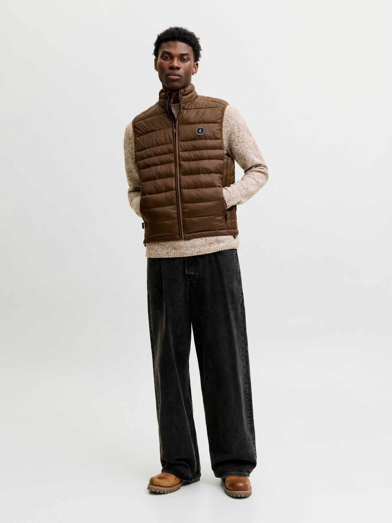 Куртки и дубленки JACK & JONES KINGSLEY LIGHT BODYWARMER COLL модель 12298870_Cocoa Фото