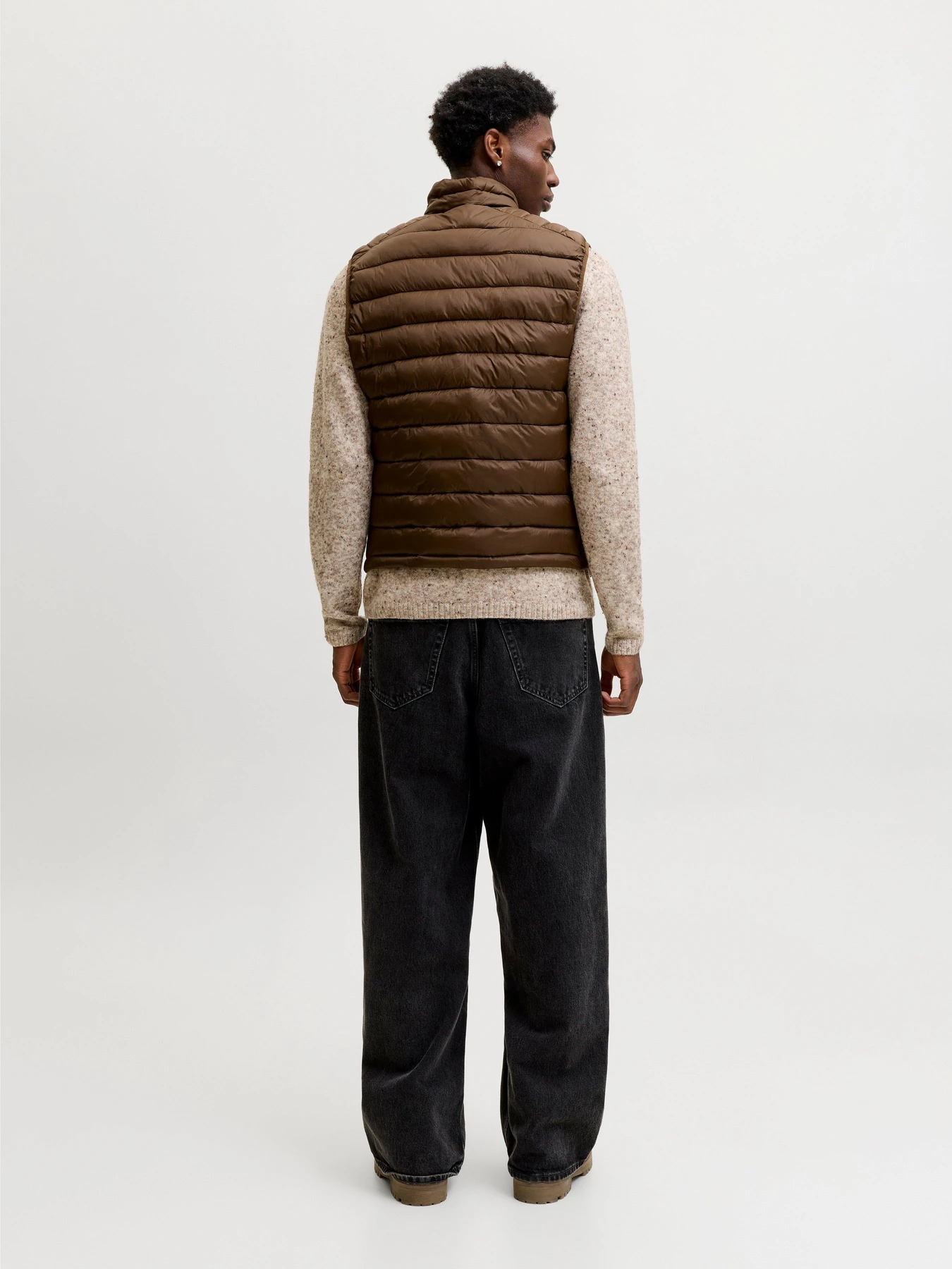 Куртки и дубленки JACK & JONES KINGSLEY LIGHT BODYWARMER COLL модель 12298870_Cocoa Фото