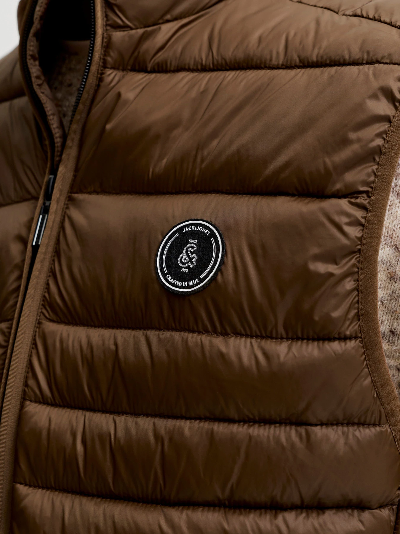 Куртки и дубленки JACK & JONES KINGSLEY LIGHT BODYWARMER COLL модель 12298870_Cocoa Фото