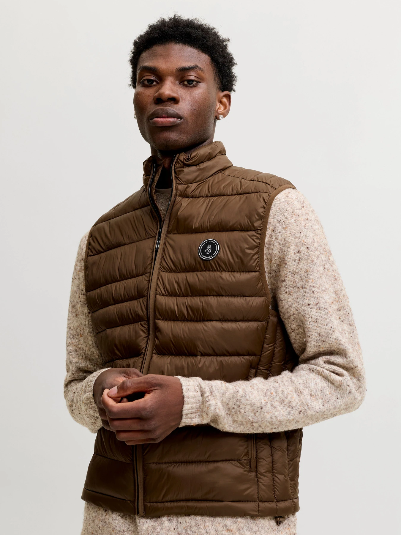 Куртки и дубленки JACK & JONES KINGSLEY LIGHT BODYWARMER COLL модель 12298870_Cocoa Фото