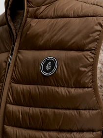 Куртки и дубленки JACK & JONES KINGSLEY LIGHT BODYWARMER COLL модель 12298870_Cocoa Фото