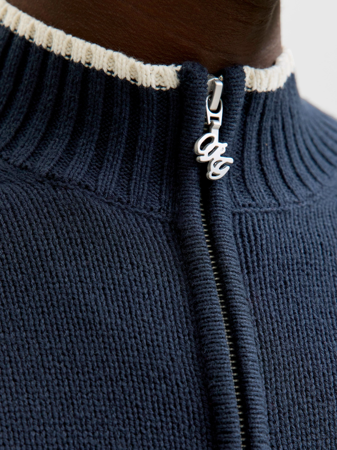 Свитеры и кардиганы JACK & JONES FREDERIKSBERG KNIT ZIP CARDIGA модель 12300035_Sky Captain Свитеры и кардиганы JACK & JONES FREDERIKSBERG KNIT ZIP CARDIGA модель 12300035_Sky Captain Фото